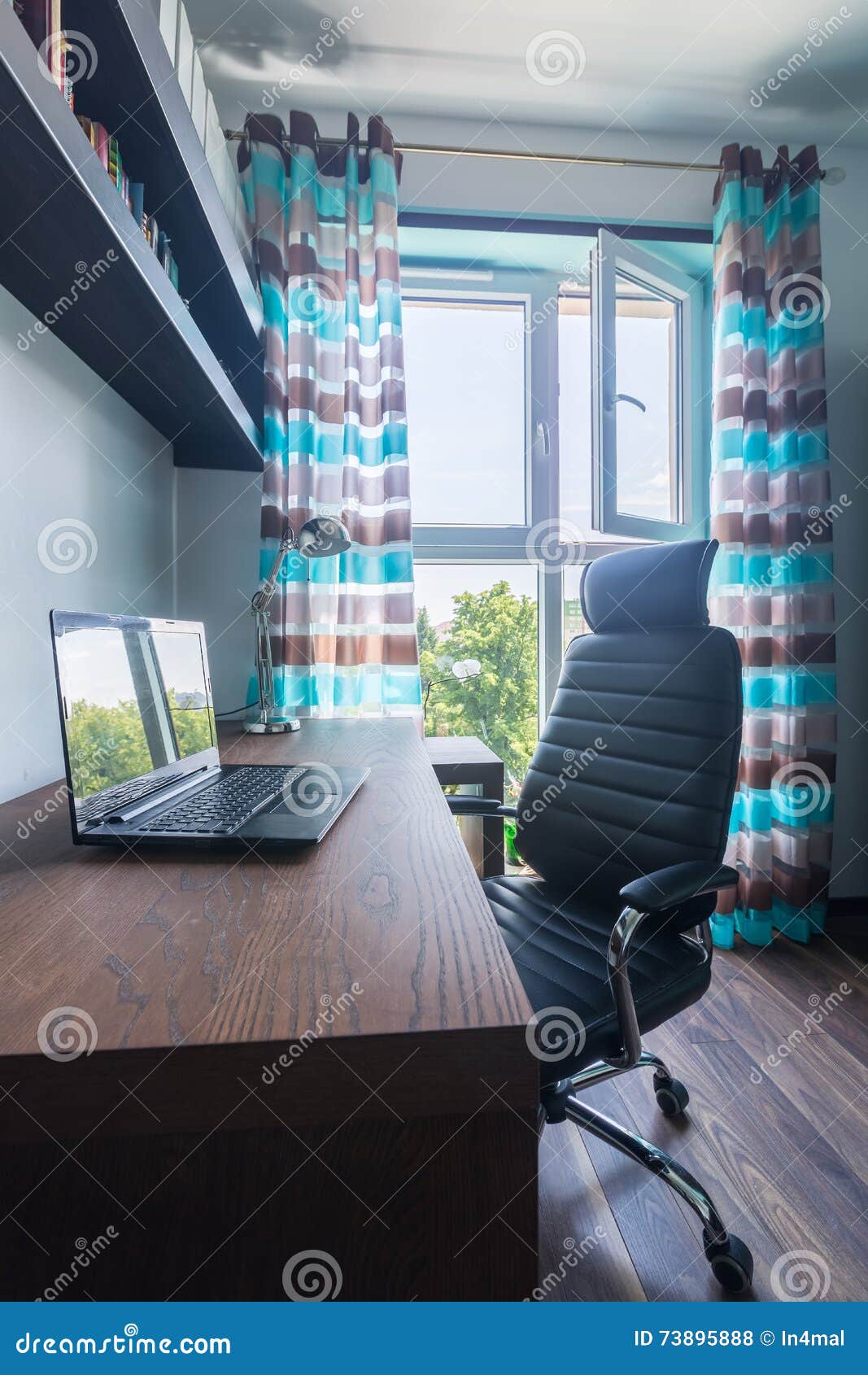 Studieruimte in modern ontwerp. Beeld van een nieuwe studieruimte met donker houten bureau, comfortabele leunstoel, plank en decoratief venstergordijn