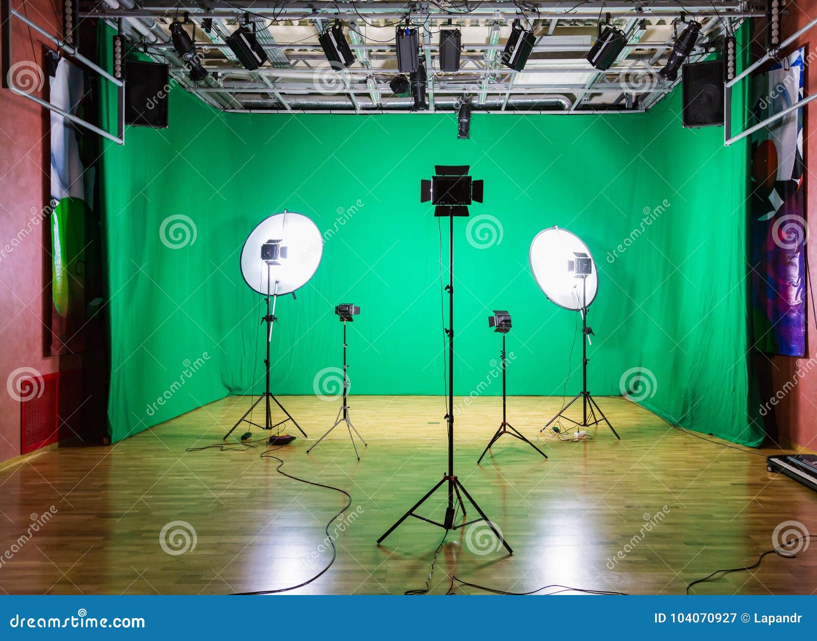 Màn hình xanh lá cây (Green screen): Khám phá sức mạnh của màn hình xanh lá cây trong làm phim! Hãy xem hình ảnh và khám phá những điều bạn có thể làm với công nghệ này để tạo ra những bộ phim tuyệt vời!