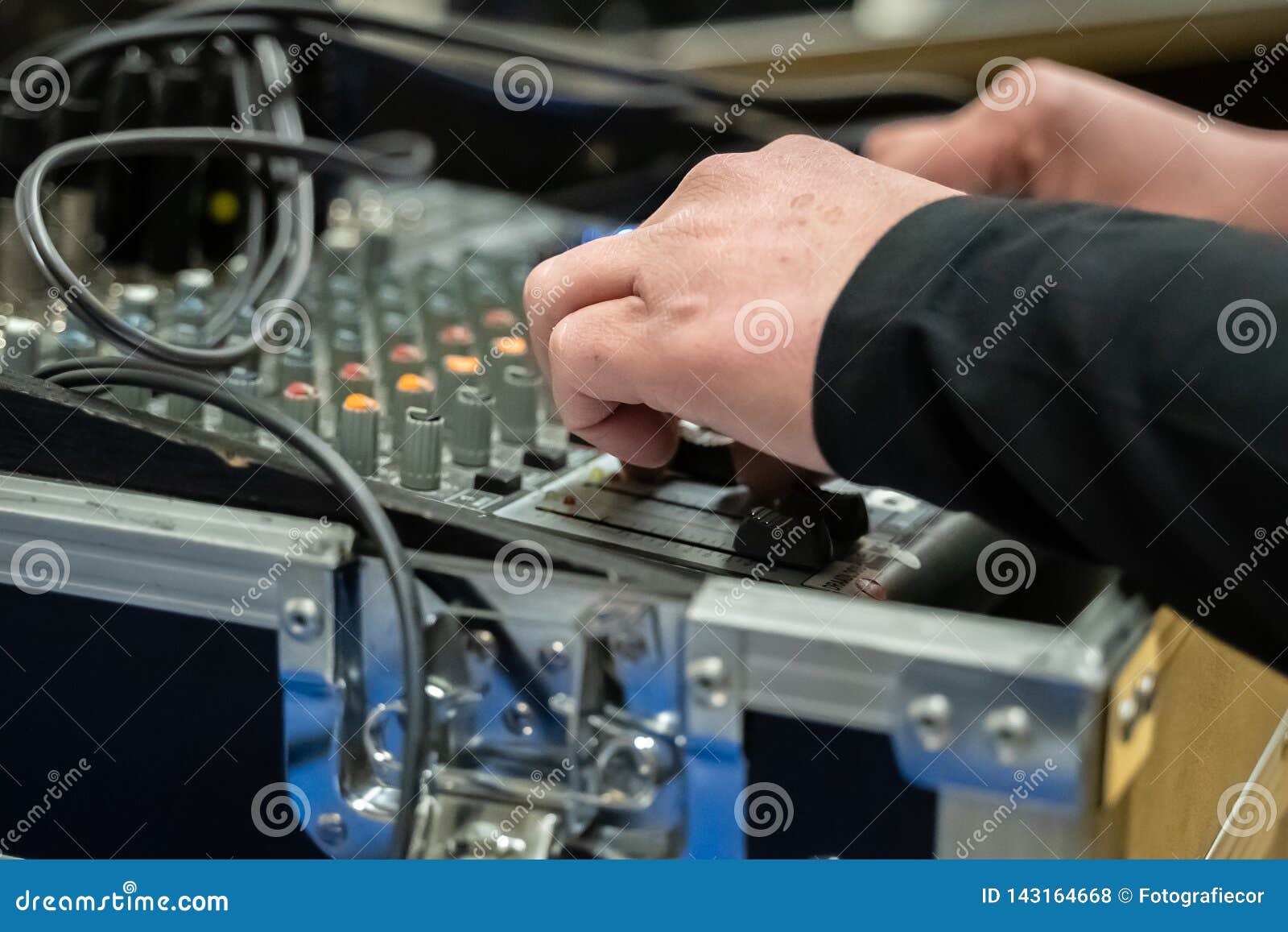 studio sound mixing board met handen aan de knoppen and selective focus
