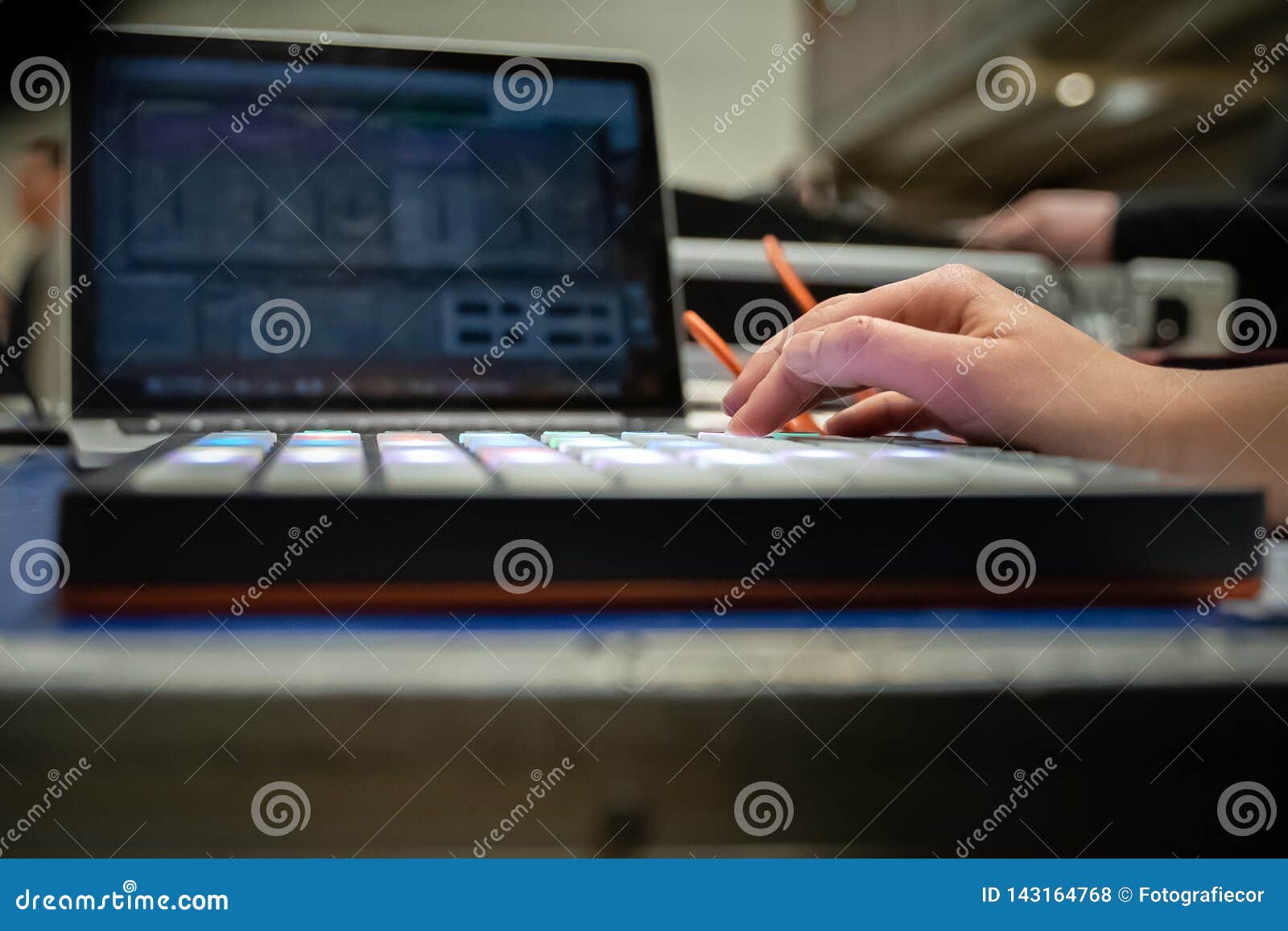 studio sound mixing board met handen aan de knoppen and selective focus