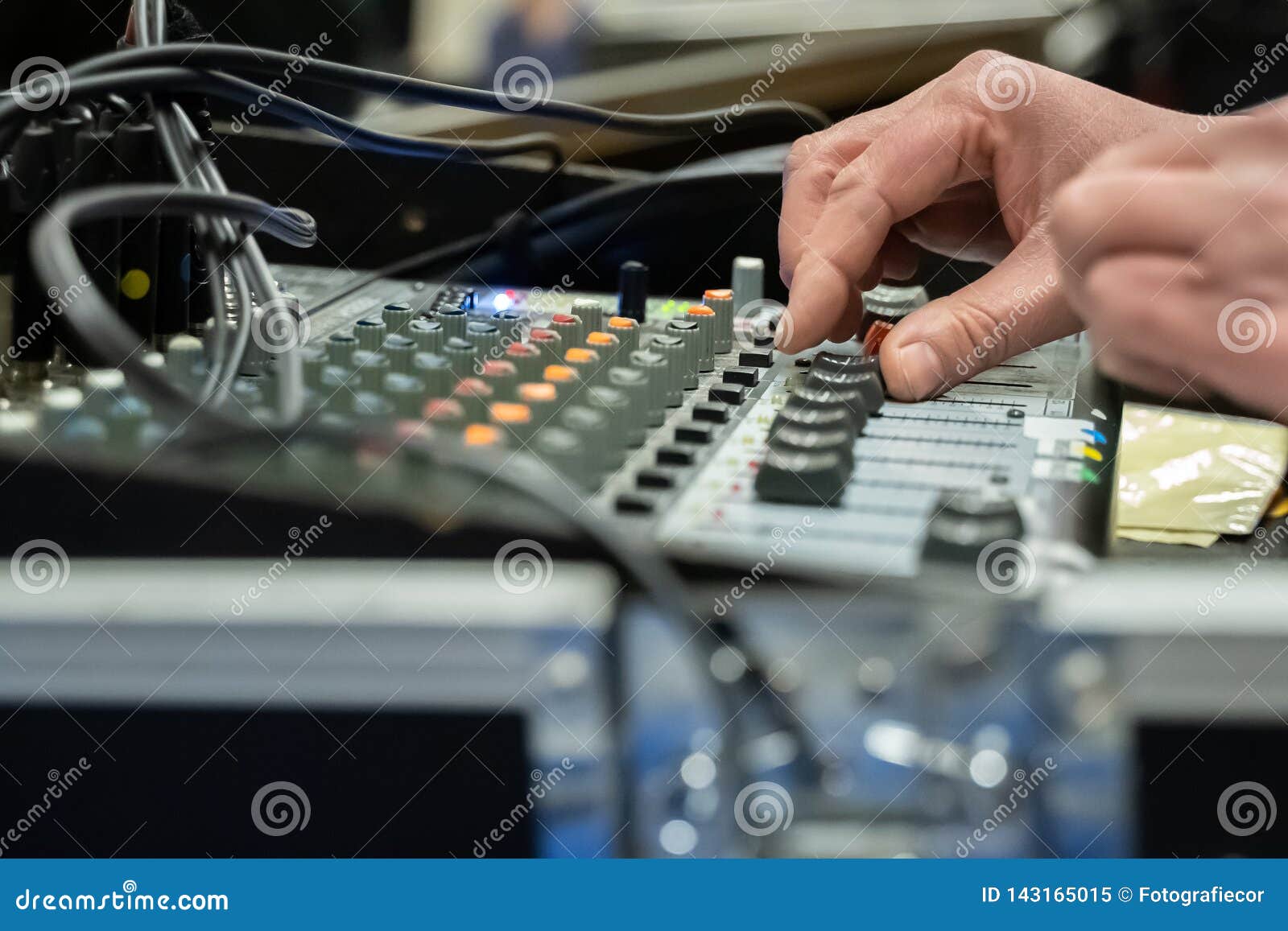 studio sound mixing board met handen aan de knoppen and selective focus