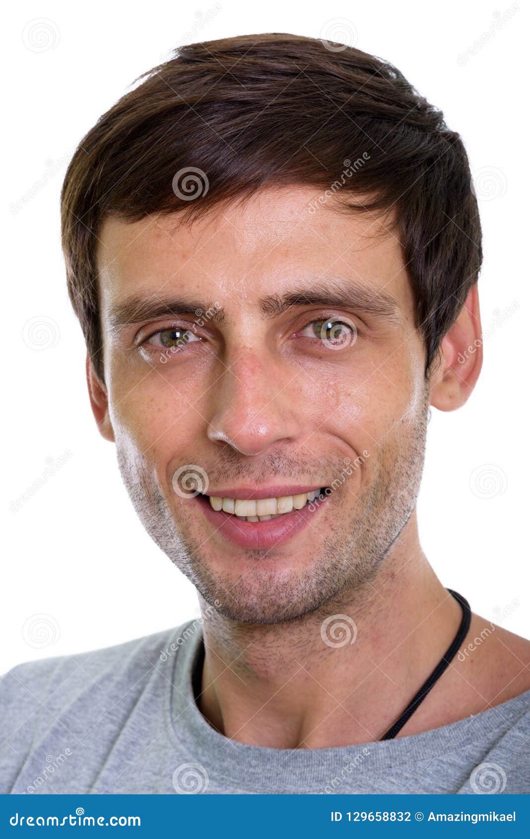 Studio tiré du visage du jeune sourire beau heureux d'homme d'isolement sur le fond blanc