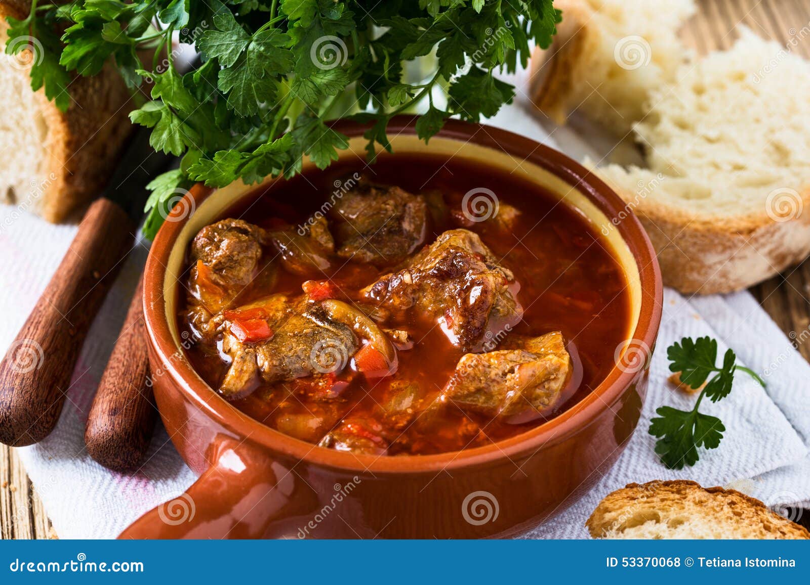 Stufato della carne in vaso ceramico Goulash ungherese tradizionale