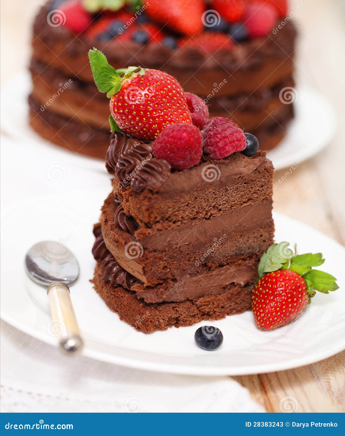 Stuk Van Chocoladecake Met Suikerglazuur En Verse Bes Stock Afbeelding ...
