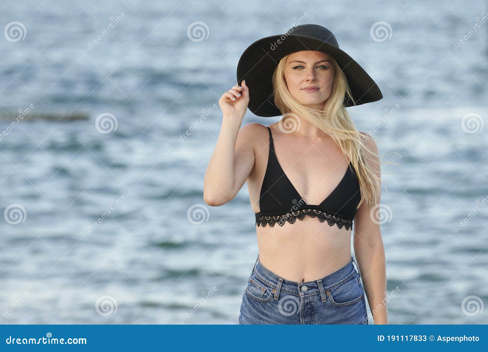 grua Aventurero sol Stunning Young Blonde Woman in Bikini Top and Denim Shorts on Beach Stock  Image - Image of seashore, fashion: 191117833