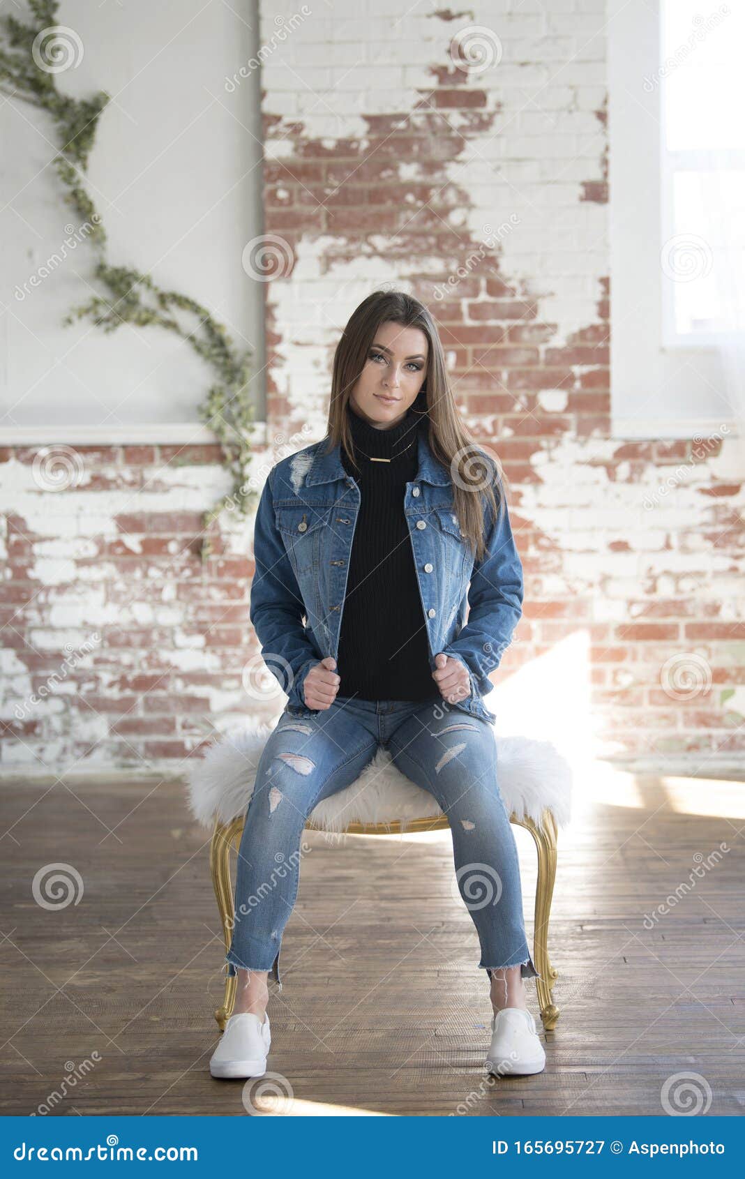 Pretty brunette girl in jeans shorts posing... - Stock Photo [67707302] -  PIXTA