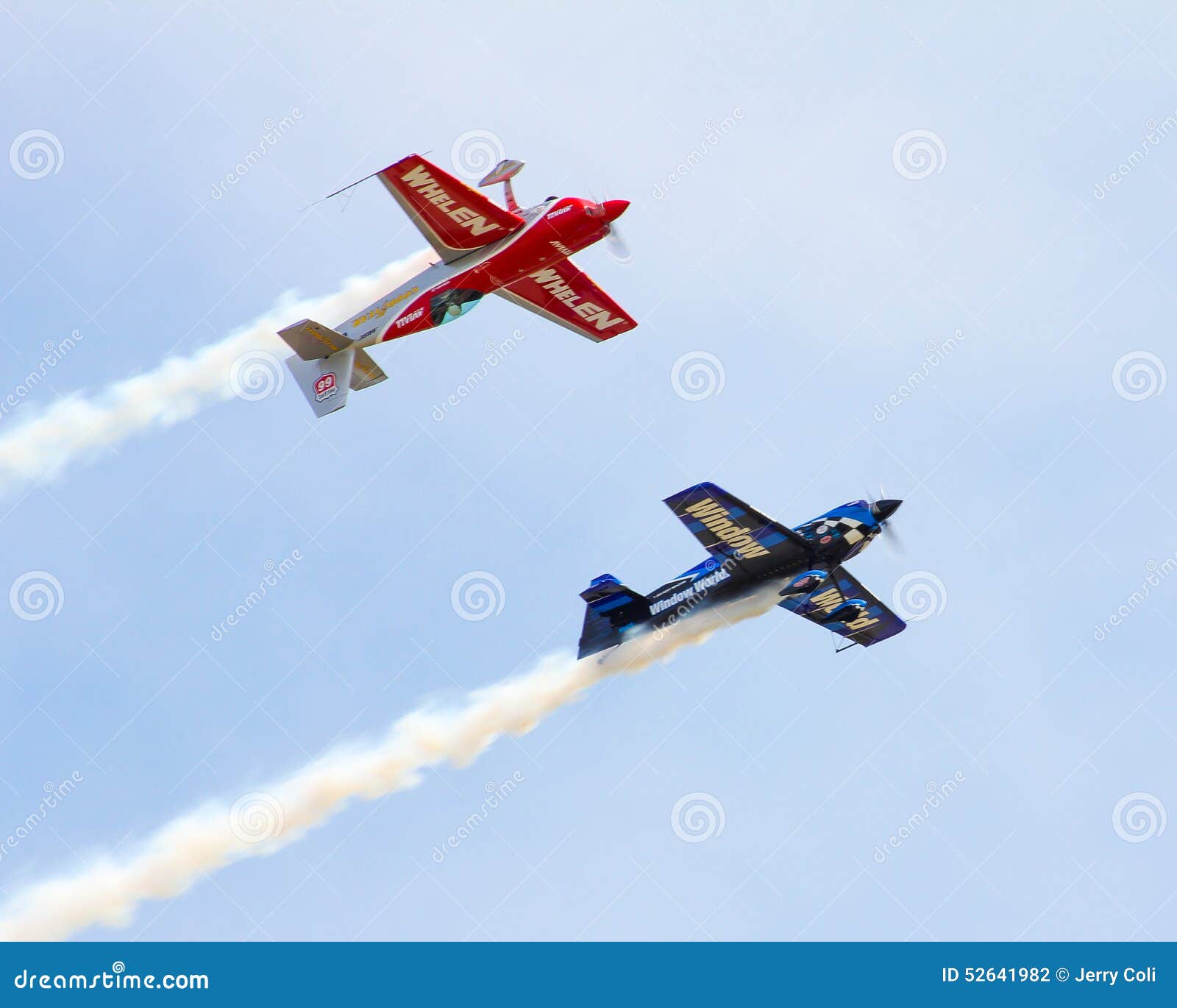 Stuntvliegtuigen die bij 2015 MCB Airshow presteren. Een het gebruiksrook van stuntvliegtuigen als deel van hun praktijk, bij de MCB-Lucht toont in Beaufort, Sc