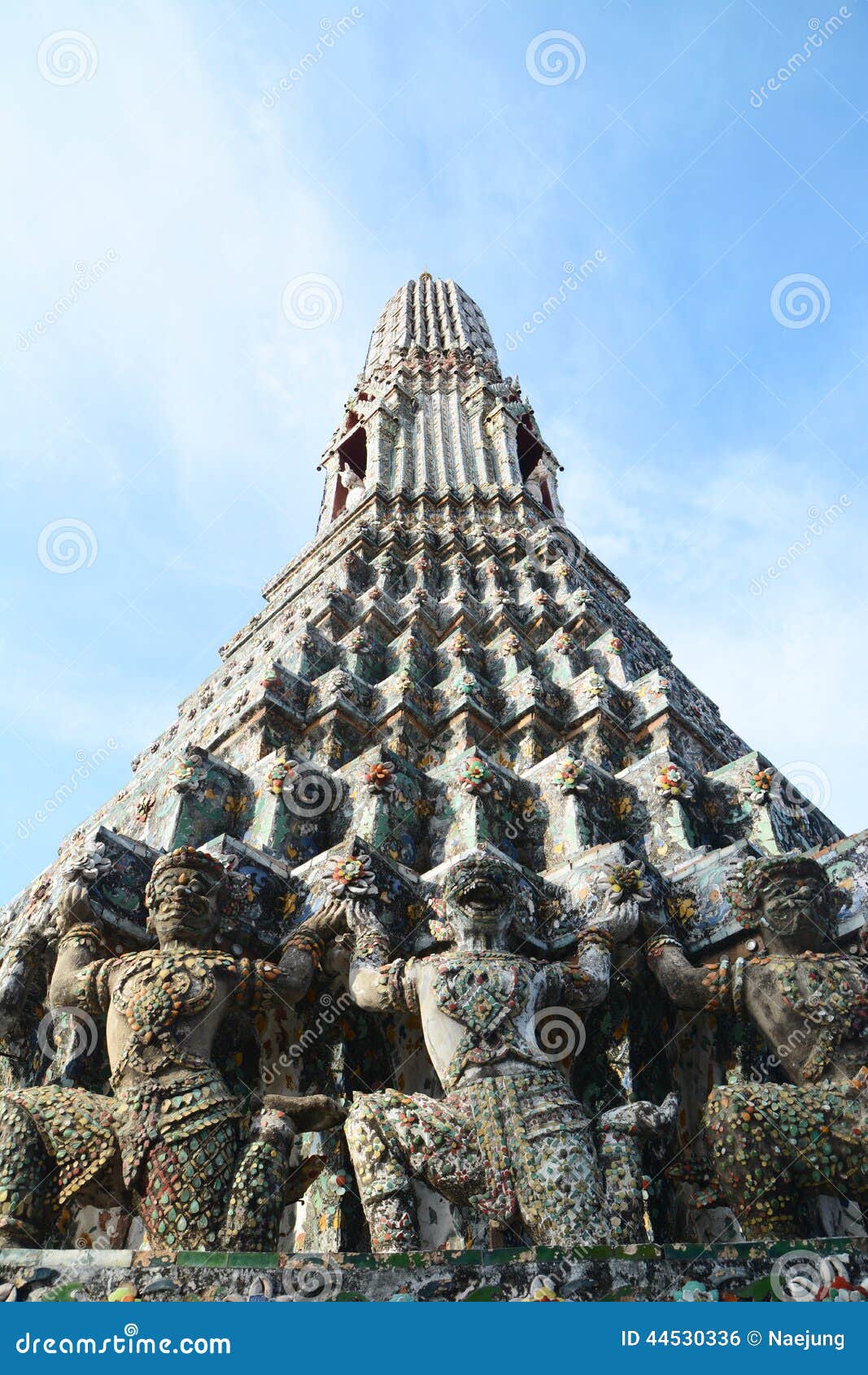 Stupa avec le démon. Démon chez Temple of Dawn ou Wat Arunratchawararam, un des points de repère les plus connus de Bangkok, Bangkok, Thaïlande