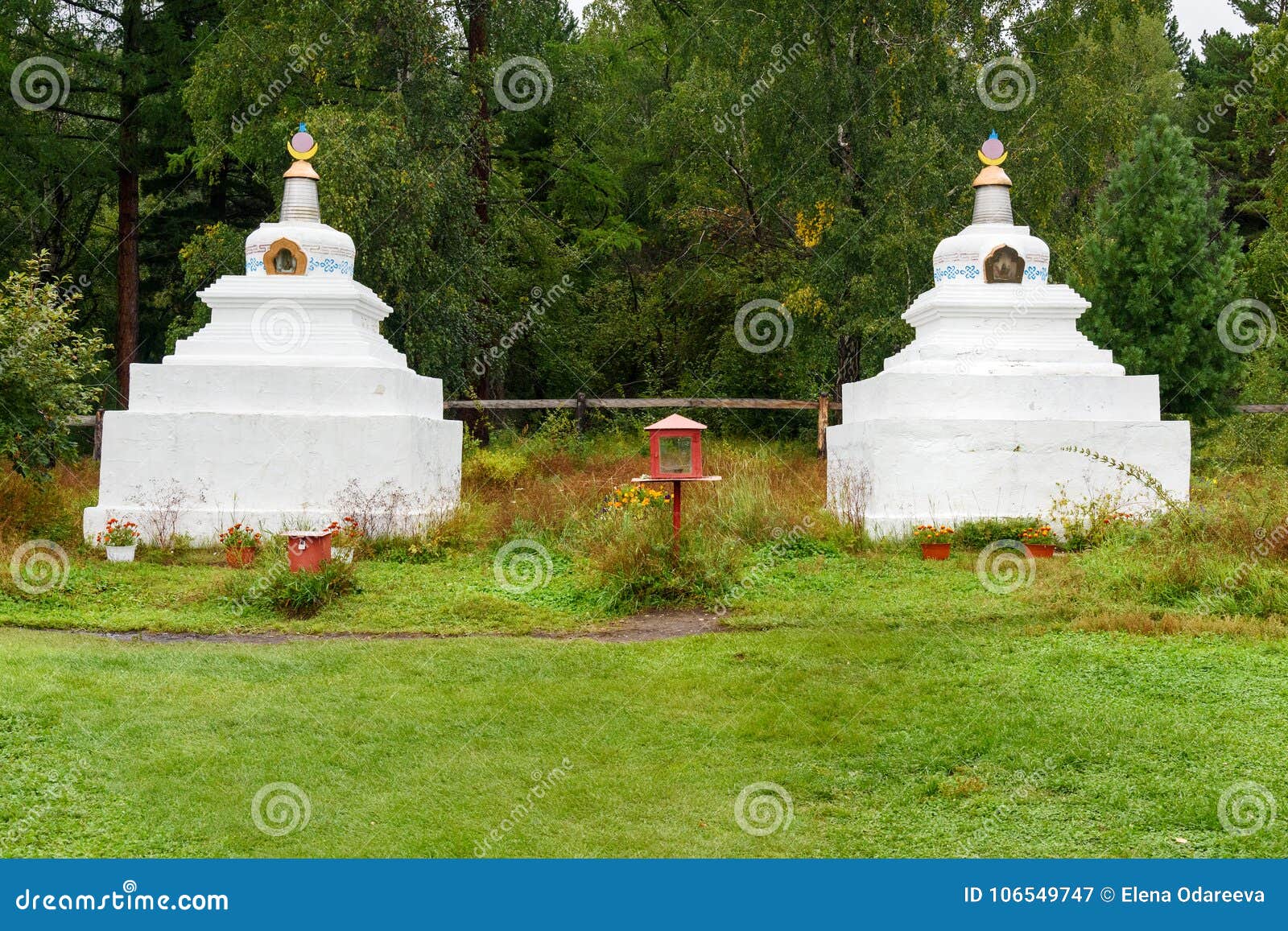 Stupa buddista Bodhidharma datsan buddista in Arshan La Russia. Stupa buddista Bodhidharma datsan buddista al piede della montagna di Mundarga della gamma di Tunka in Arshan La Buriazia La Russia