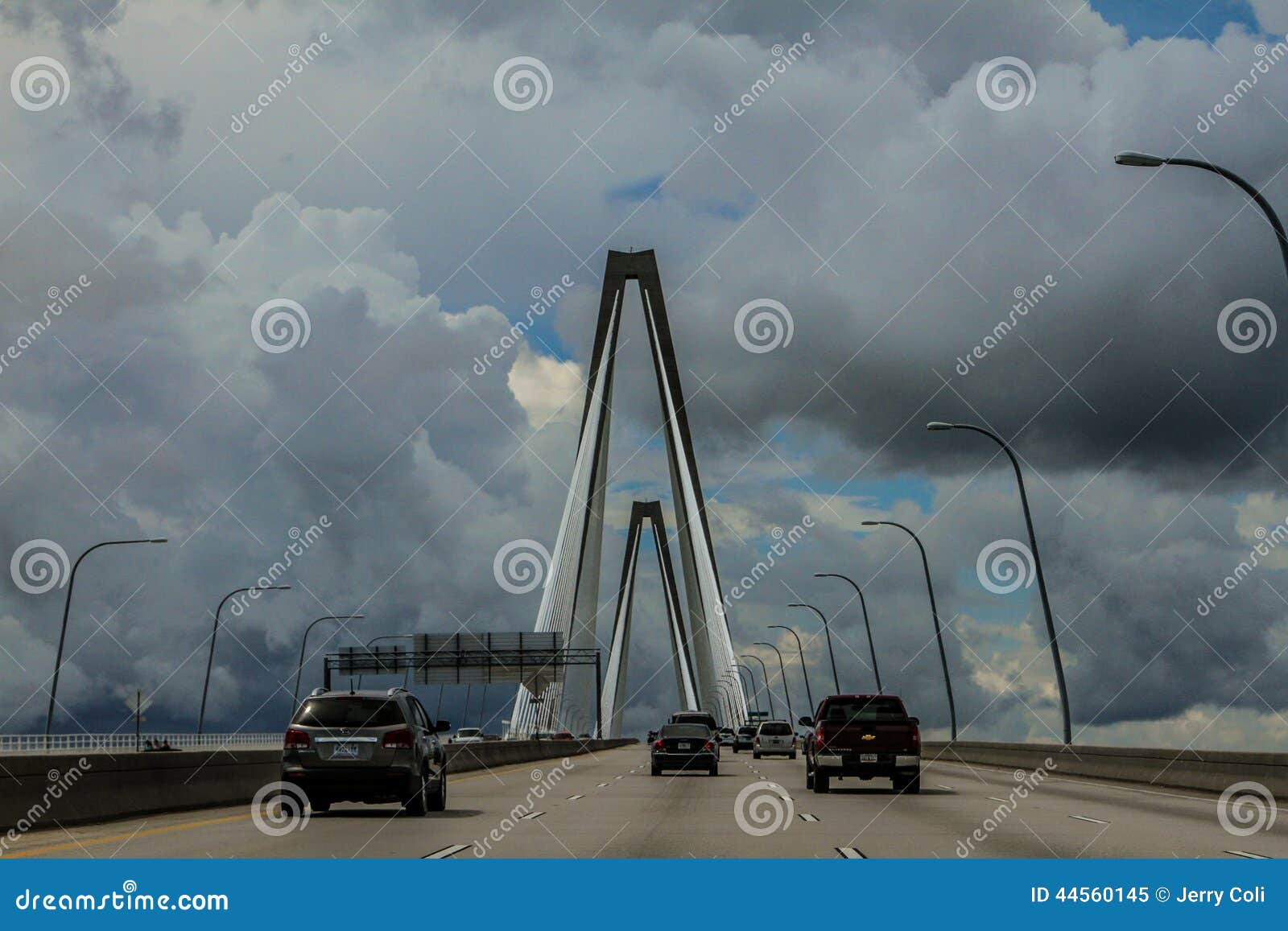 Sturm-Wolken auf der Ravenel-Brücke, Charleston, Sc. Ominöse Sturmwolken erfassen über Arthur Ravenel, jr. Brücke in Charleston, South Carolina