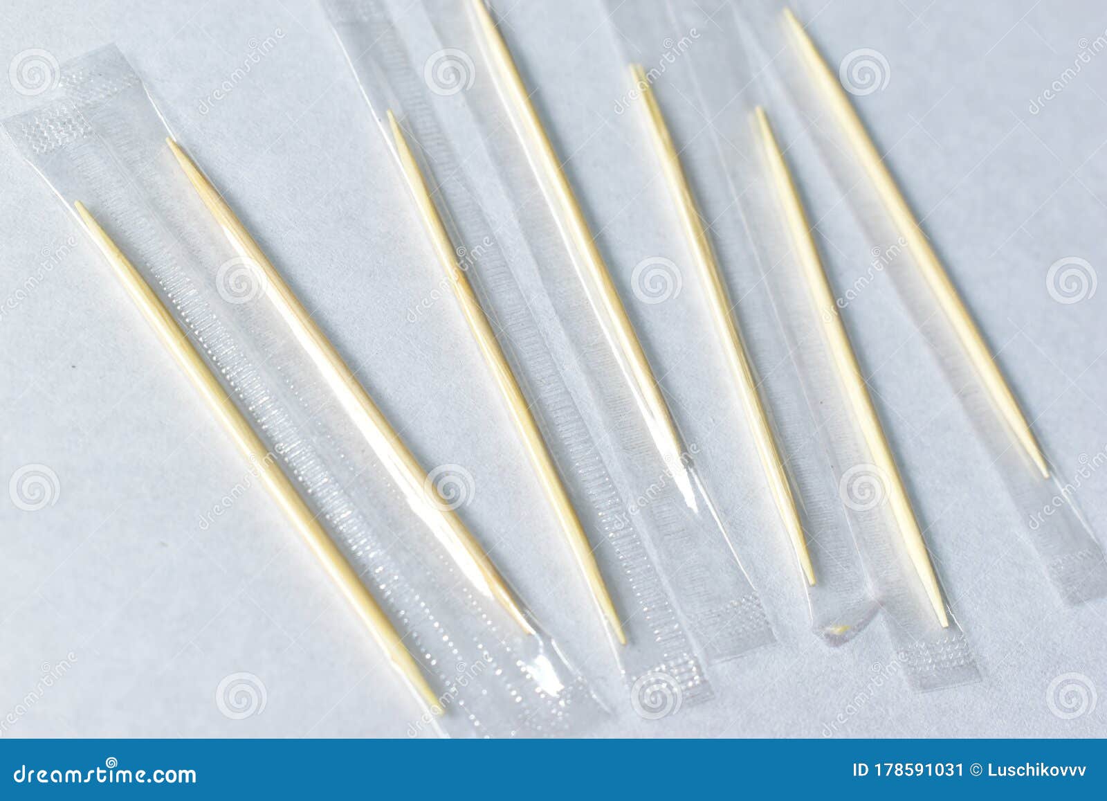 Stuzzicadenti Confezionati Individualmente in Plastica Su Bianco Immagine  Stock - Immagine di nessuno, igiene: 178591031