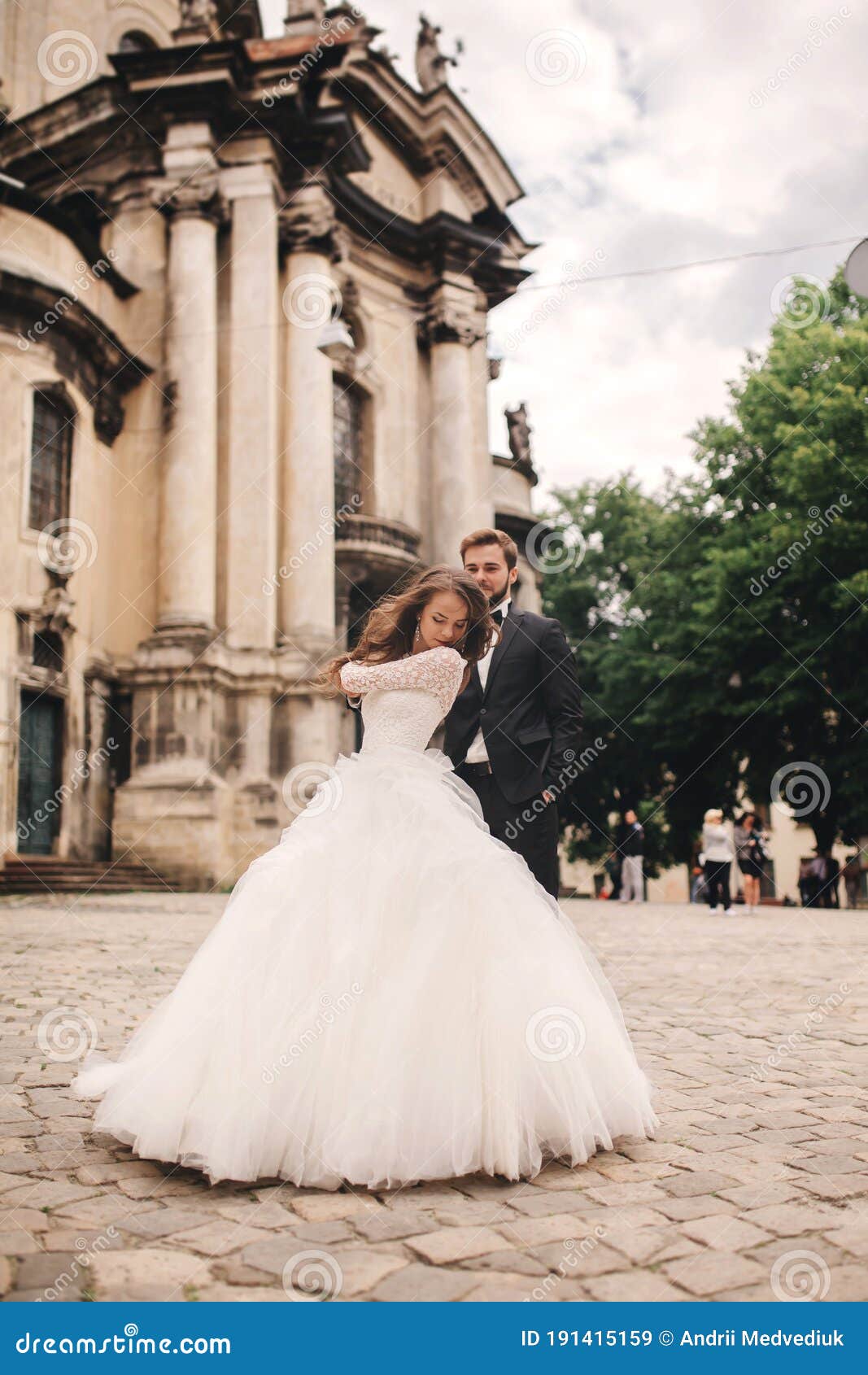 https://thumbs.dreamstime.com/z/stylish-bride-groom-gently-hugging-european-city-street-gorgeous-wedding-couple-newlyweds-embracing-near-ancient-191415159.jpg