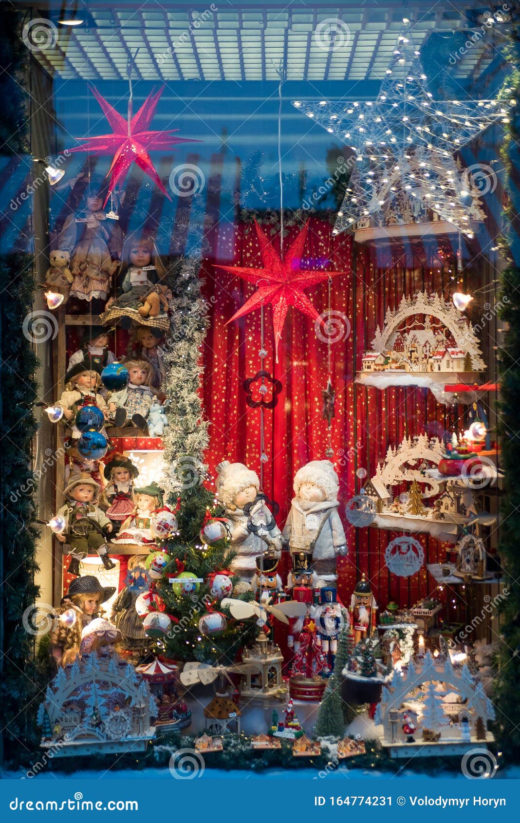 Holiday Window Display Ideas for Retailers