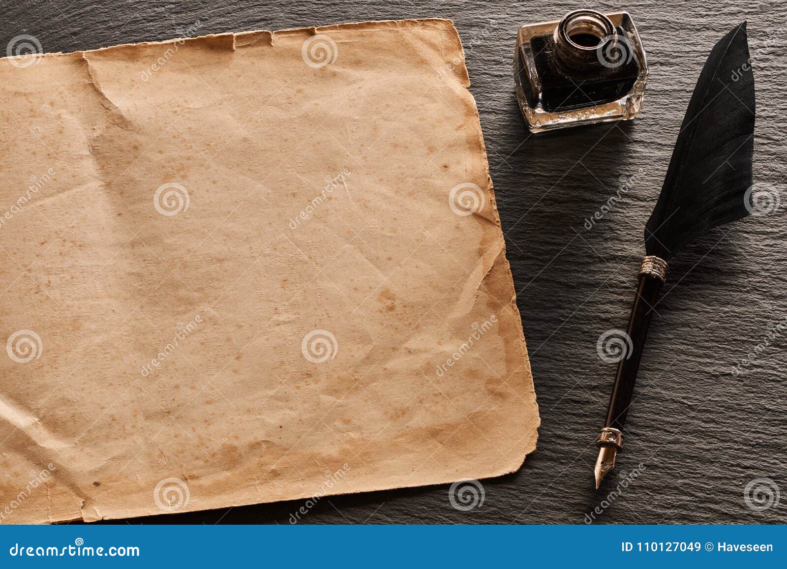 Papier Blanc Vierge Et Noir Un Stylo Sur Fond Gris. Vue De Dessus