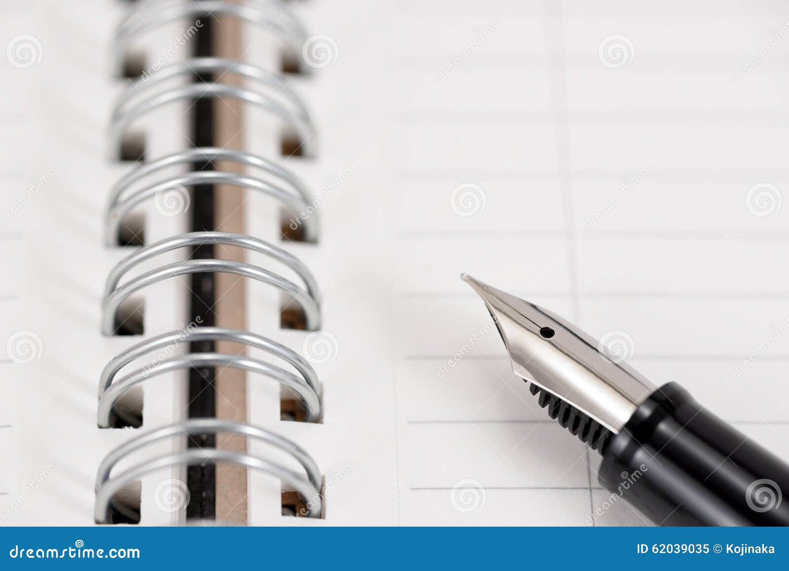 Stylo-plume et cahier image stock. Image du métal, ustensiles - 62039035