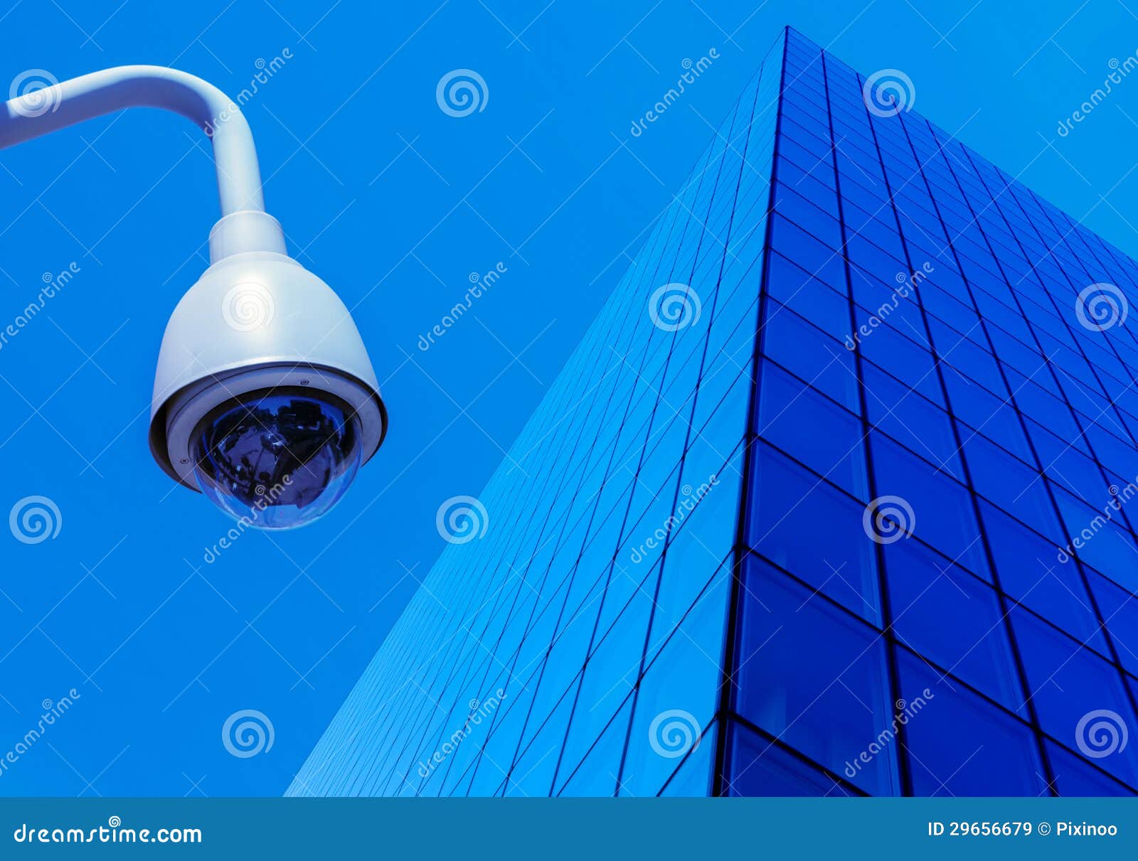 Städtische Überwachungskameras auf blauem Himmel