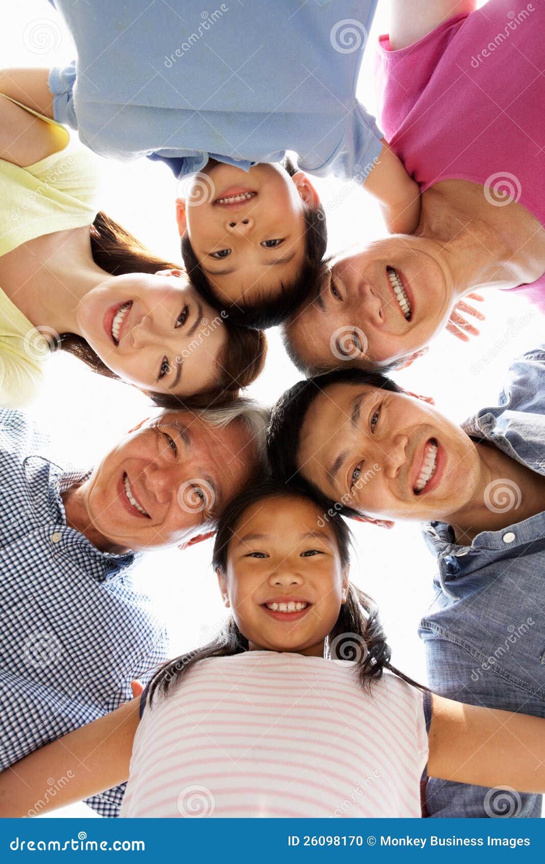 Stående av den Multi-Generation kinesiska familjen som ser ner in i att le för kamera
