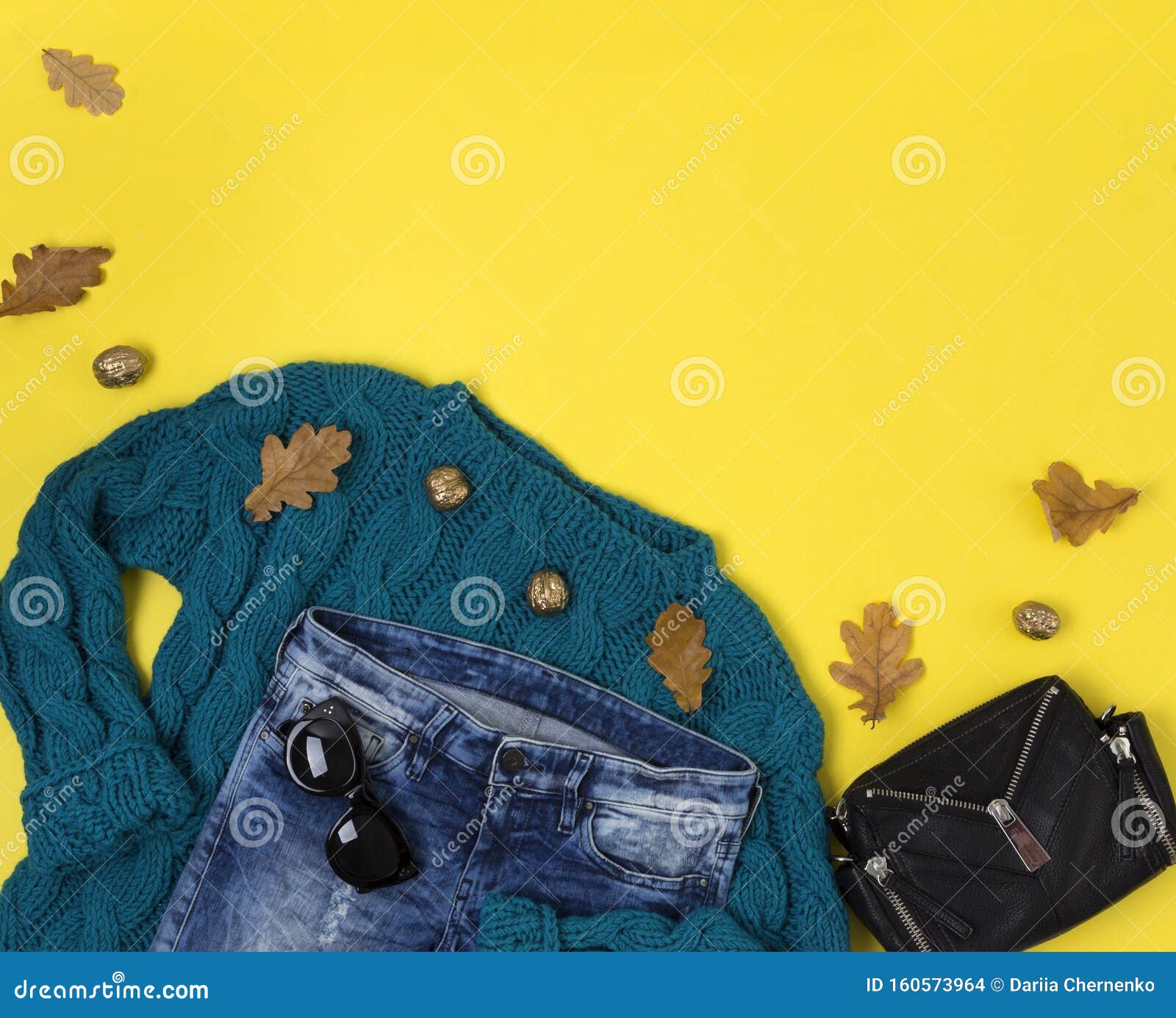 fuga de la prisión De alguna manera Pirata Suéter Color Turquesa, Jeans, Bolsa, Gafas De Sol Sobre Fondo Amarillo Foto  de archivo - Imagen de suéter, compras: 160573964