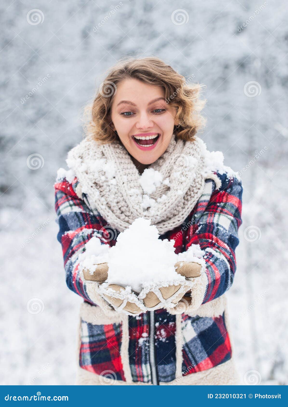 Su Frío. Ropa De Abrigo De Mujer En Bosque De Nieve. Nieve Blanca Cubierta  Por árboles. Las Chicas Se Divierten Jugando a La Bola Imagen de archivo -  Imagen de mitones, mejor