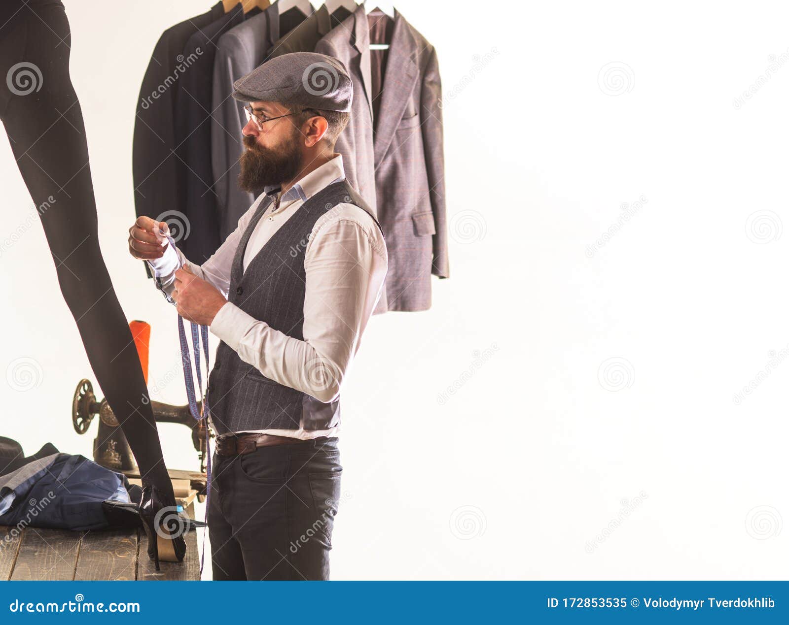 Su Modista Es Un Artista, Una Costurera Profesional O Una Diseñadora De Moda En El Trabajo Hombre Con Barba Vestido De Mujer Imagen de archivo - Imagen de ropa, arte: 172853535 Su Modista Es Un Artista, Una Costurera Profesional O Una Diseñadora De Moda En El Trabajo Hombre Con Barba Vestido De Mujer Imagen de archivo - Imagen de ropa, arte: 172853535