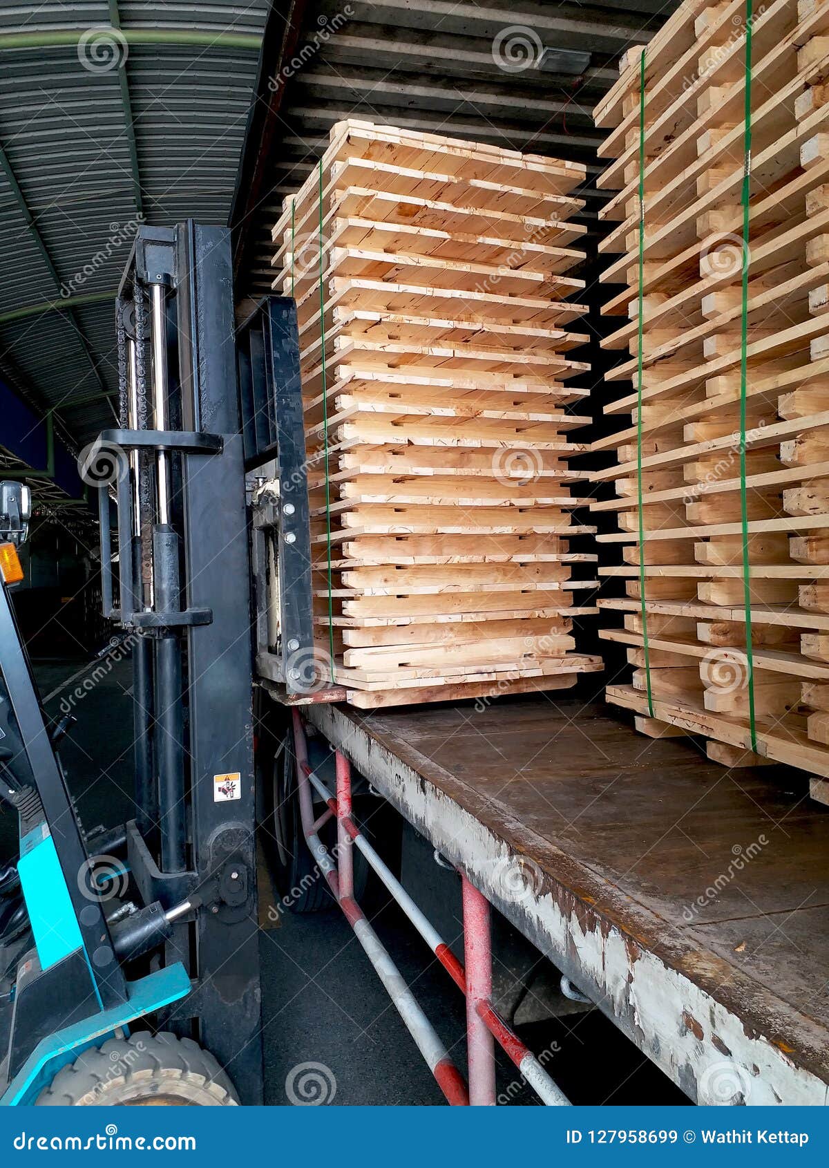 Forklift Lift Up Wood Pallet. Stock Image Image of forklift, business