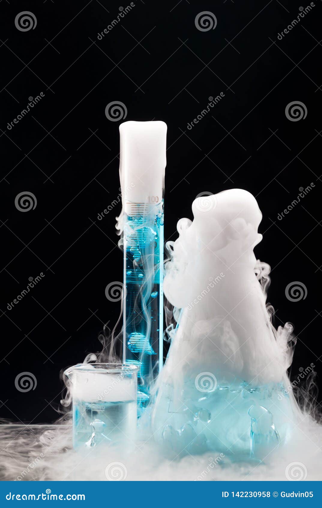 292 Humo Del Hielo Seco Del Laboratorio Fotos de stock - Fotos libres de  regalías de Dreamstime