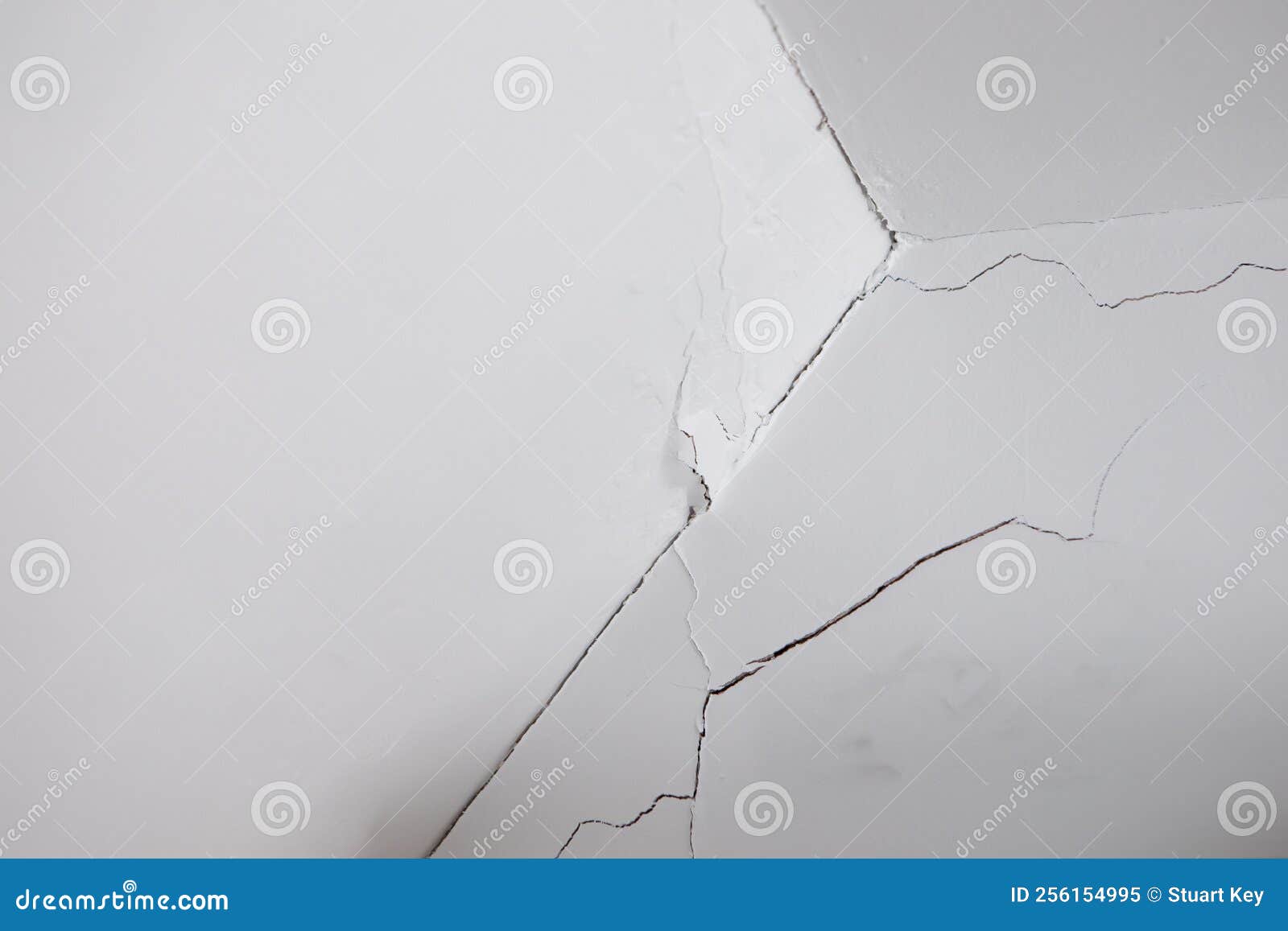 subsidence crack around apex of wall and ceiling