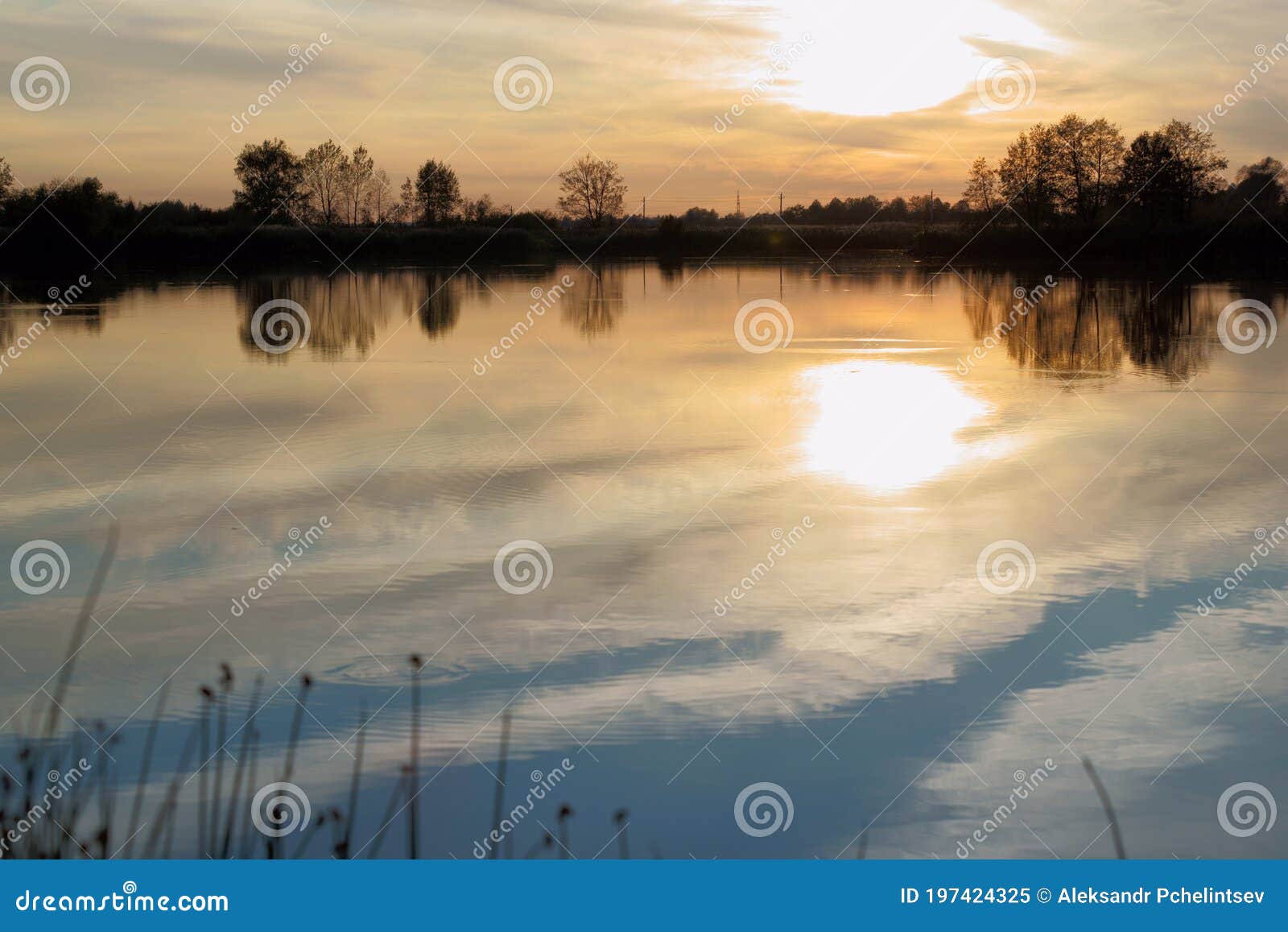 the suburb of nizhniy novgorod , the river kudma , poselok druzhnaya . autumn sunset on the river . the september scenery .