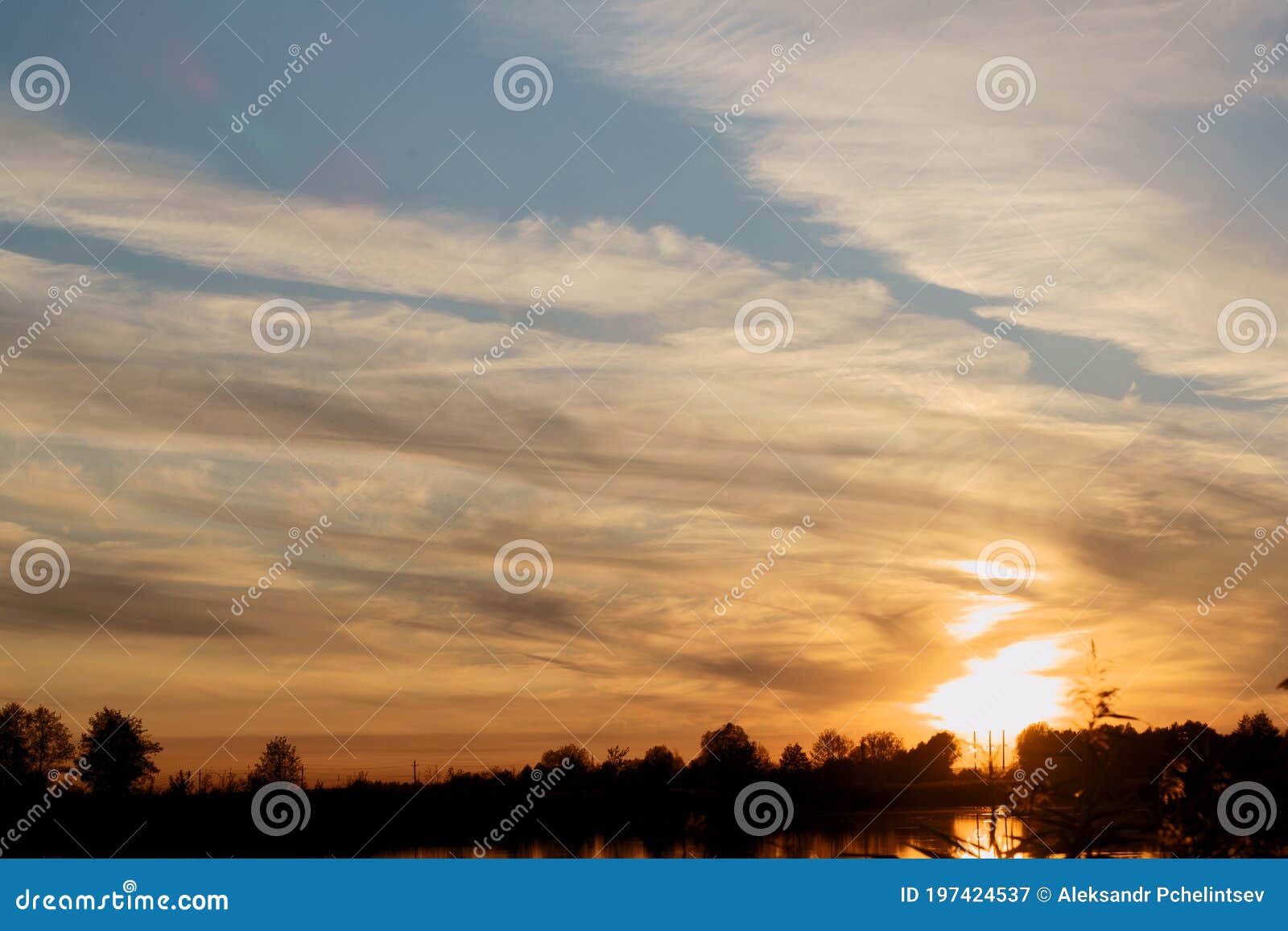 the suburb of nizhniy novgorod , the river kudma , poselok druzhnaya . autumn sunset on the river . the september scenery .