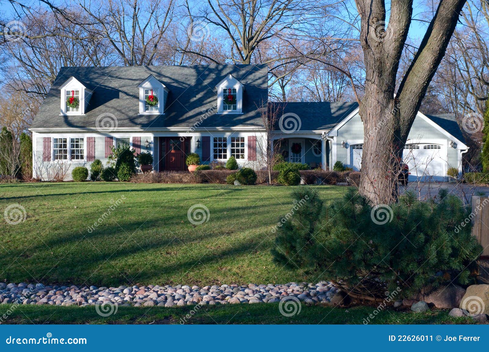 suburban home in burr ridge illinois from curb