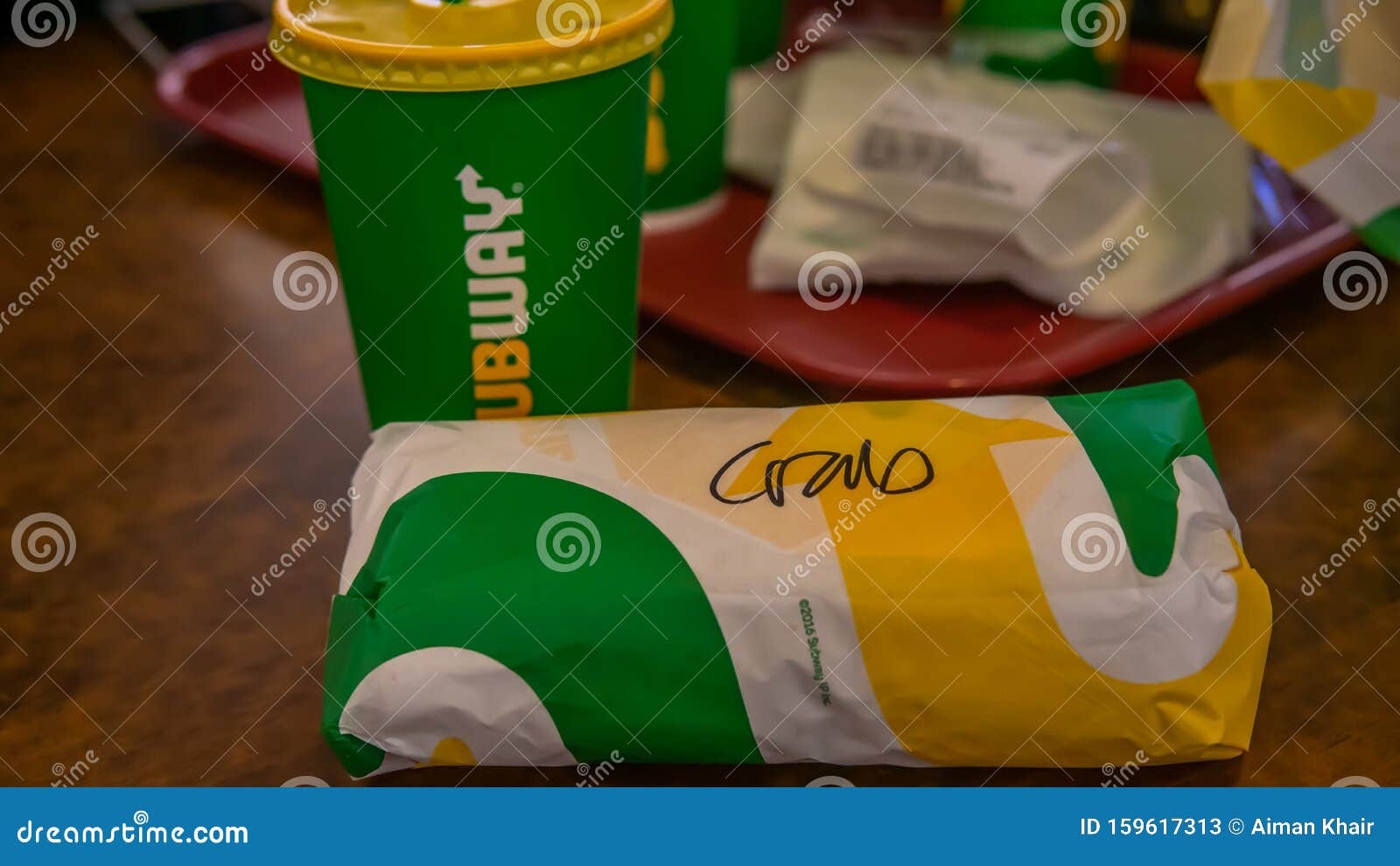 Subway in Een Verpakking Zachte Drank in Een Plastic Beker Op Tafel Redactionele Stock Foto - Image of binnenlands, embleem: 159617313