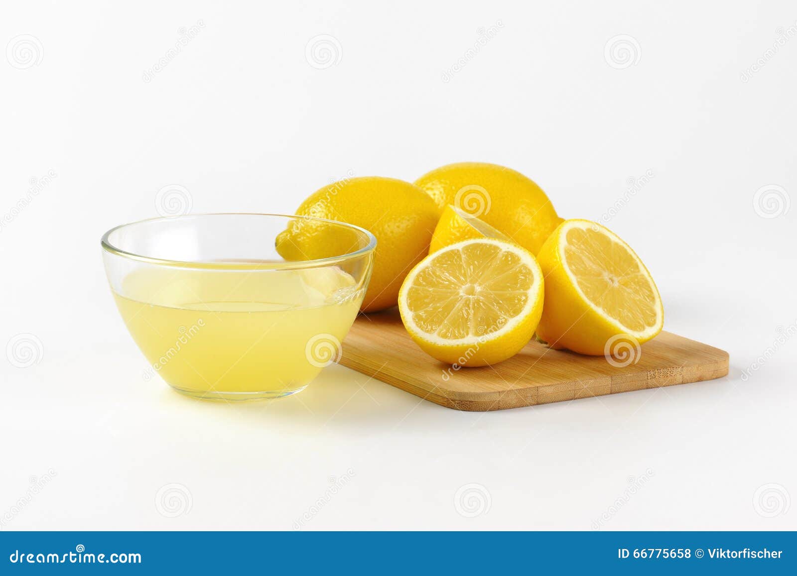 Succo Di Limone E Limoni Freschi Fotografia Stock - Immagine di taglio,  bianco: 66775658