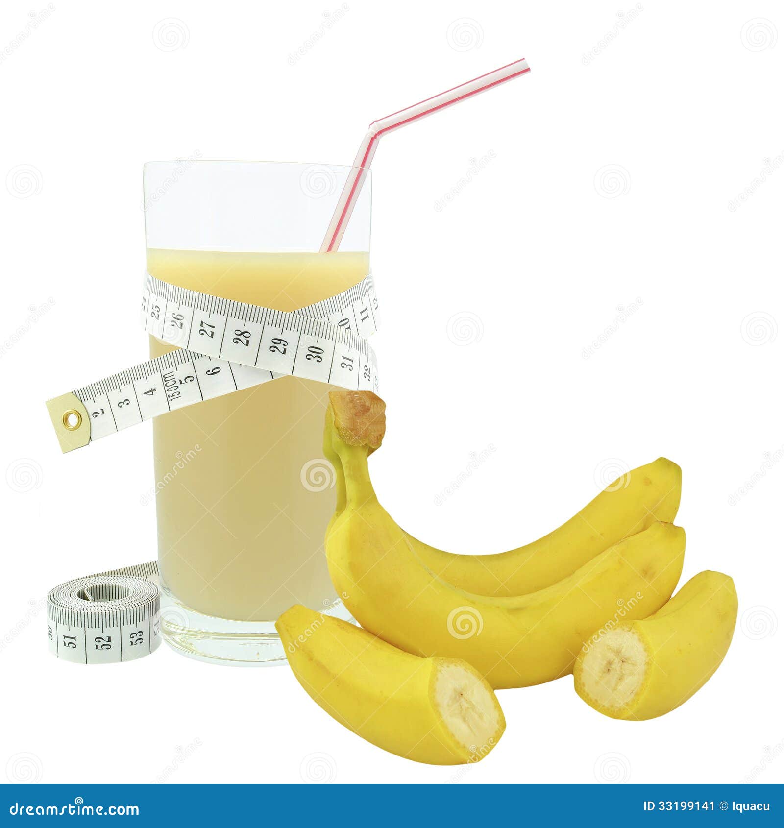 Suco e medidor da banana no fundo branco