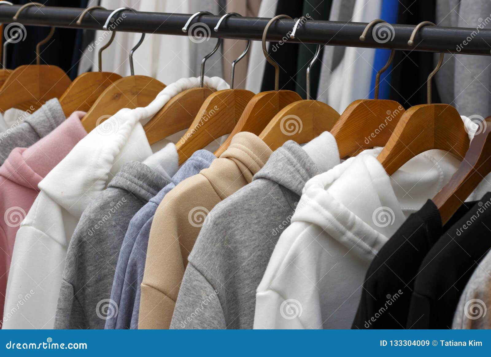 Sudaderas Con Capucha En Las En Una Tienda De Ropa, Primer Imagen de archivo - Imagen de consumerismo, ropas: 133304009