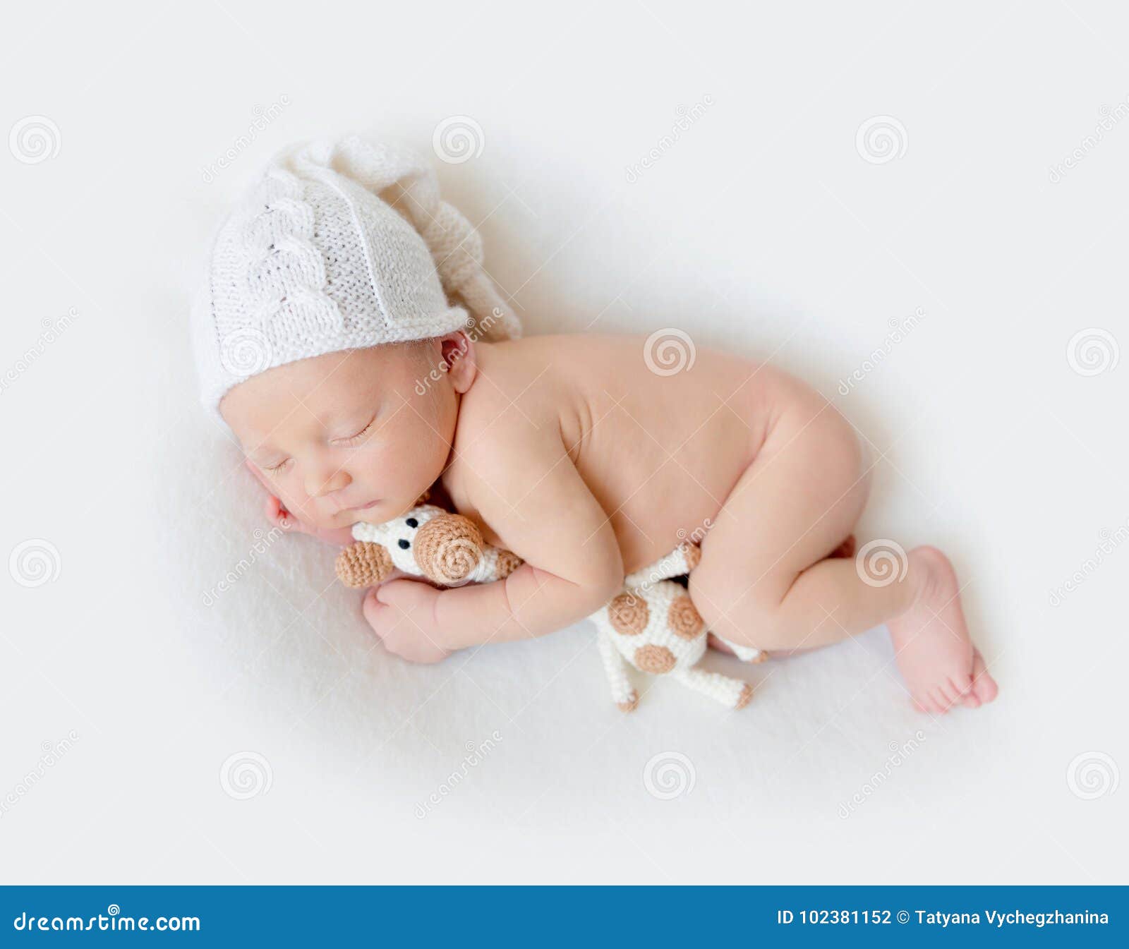 Sueños Recién Nacidos Adorables Del Bebé Que Sostienen Un Juguete Foto de  archivo - Imagen de inocente, newborn: 102381152