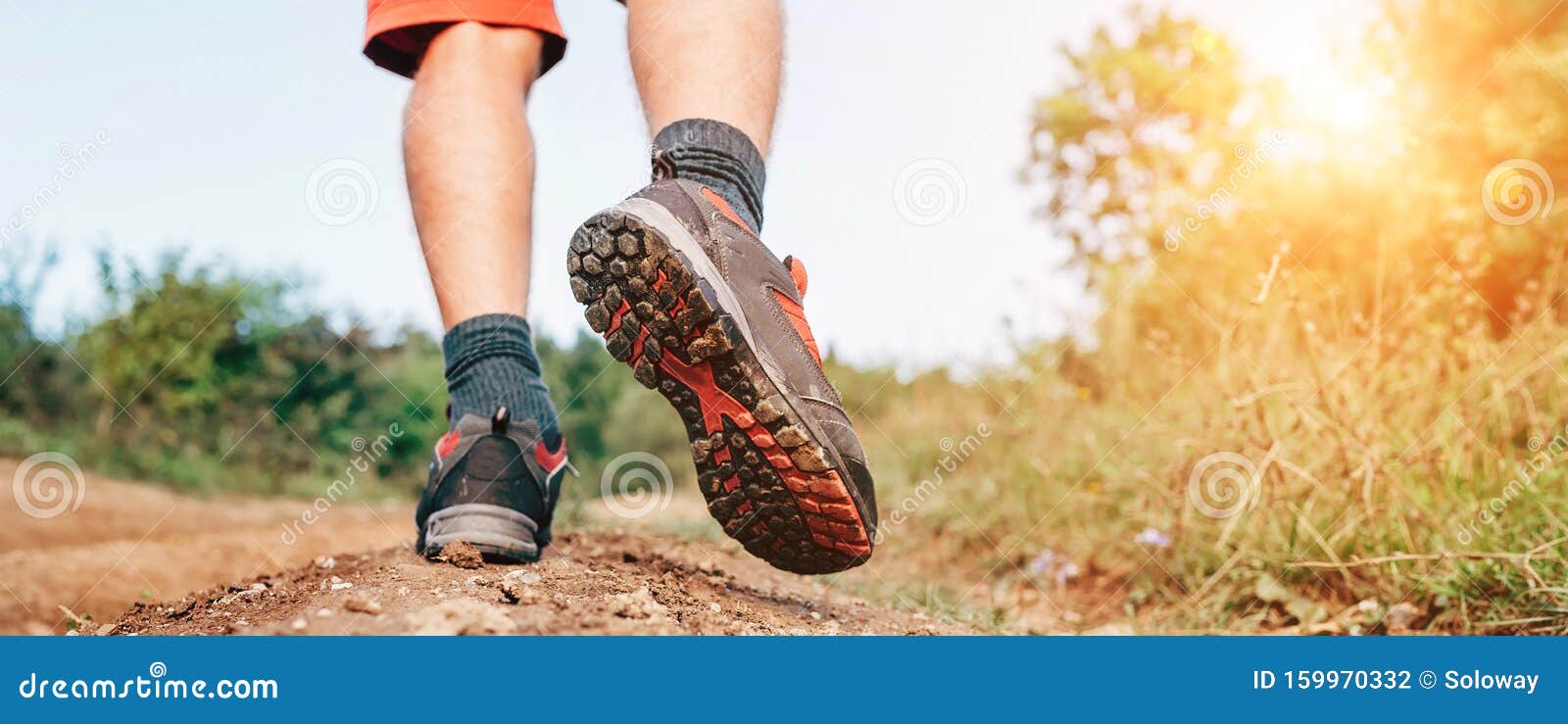 Suela Maletero Cerrar Pies De Viajero De Imagen En Botas De Senderismo En Camino Sucio De MontaÃ±a En Verano. Captura De VisiÃ³ Foto de archivo - Imagen de arranque, pierna: 159970332