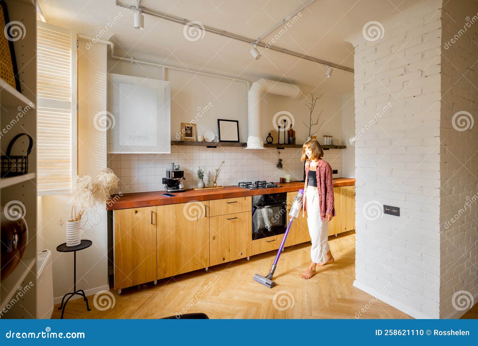 https://thumbs.dreamstime.com/z/suelo-de-aspiradora-mujer-con-mano-sin-cables-en-la-cocina-apartamento-moderno-concepto-tecnolog%C3%ADas-modernas-el-hogar-interior-258621110.jpg