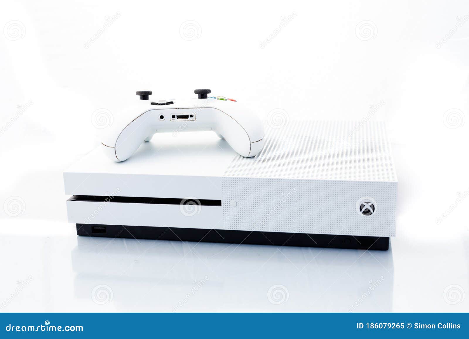 Xbox One S: Hình ảnh về Xbox One S sẽ cho bạn những giây phút giải trí tuyệt vời, với độ phân giải 4K và âm thanh vòm cực kỳ sống động. Hãy xem hình ảnh và cùng trải nghiệm cảm giác tuyệt vời mà Xbox One S mang lại!