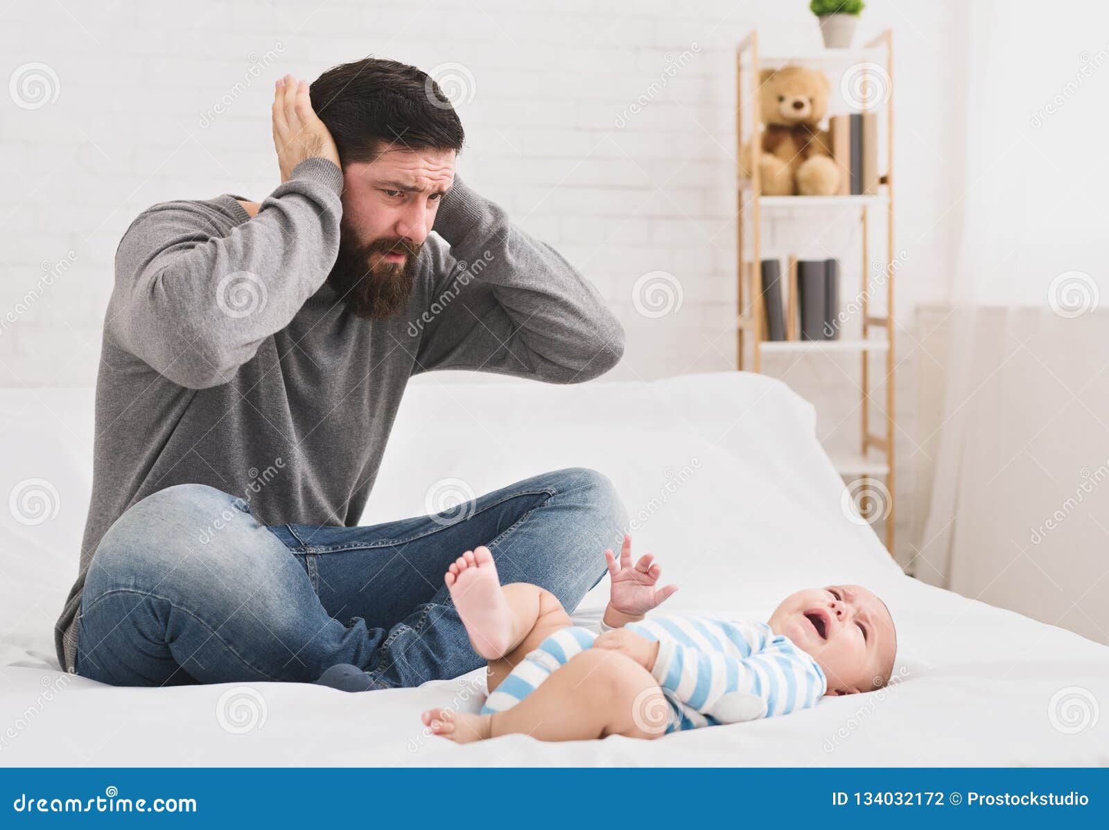 Sufrimiento Del Hombre De Gritar Al Hijo Recién Nacido Del Bebé Foto de  archivo - Imagen de newborn, headache: 134032172