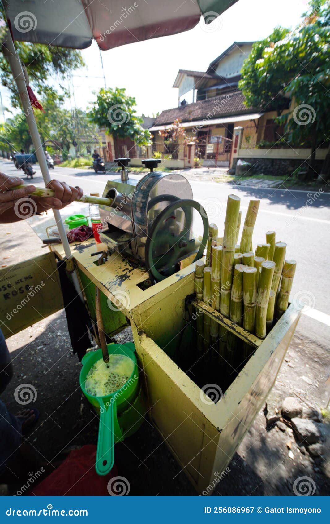 Sugarcane Juice from Sugar Cane that is Squeezed with a Squeezer