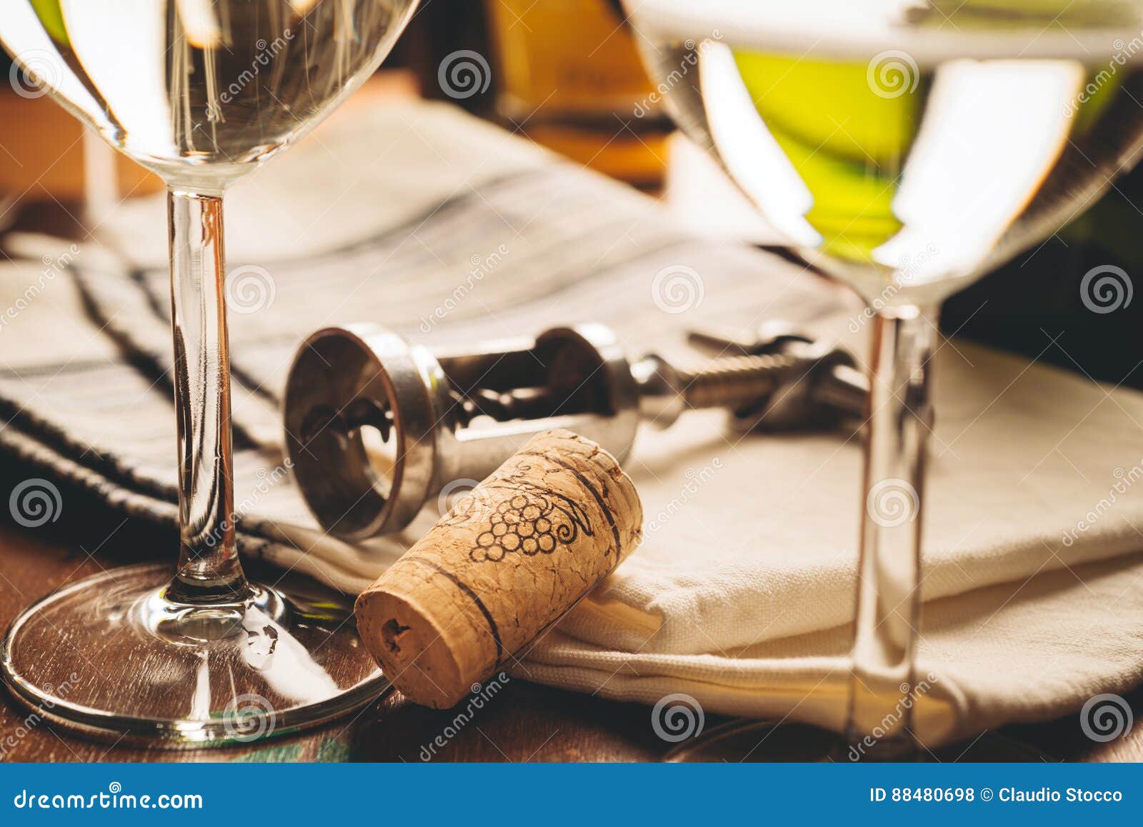 Sughero E Apribottiglie - Vino Fotografia Stock - Immagine di