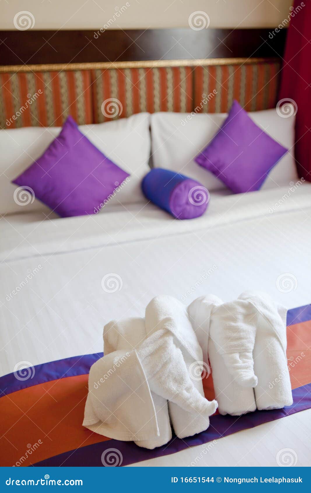 Полотенце на кровати
