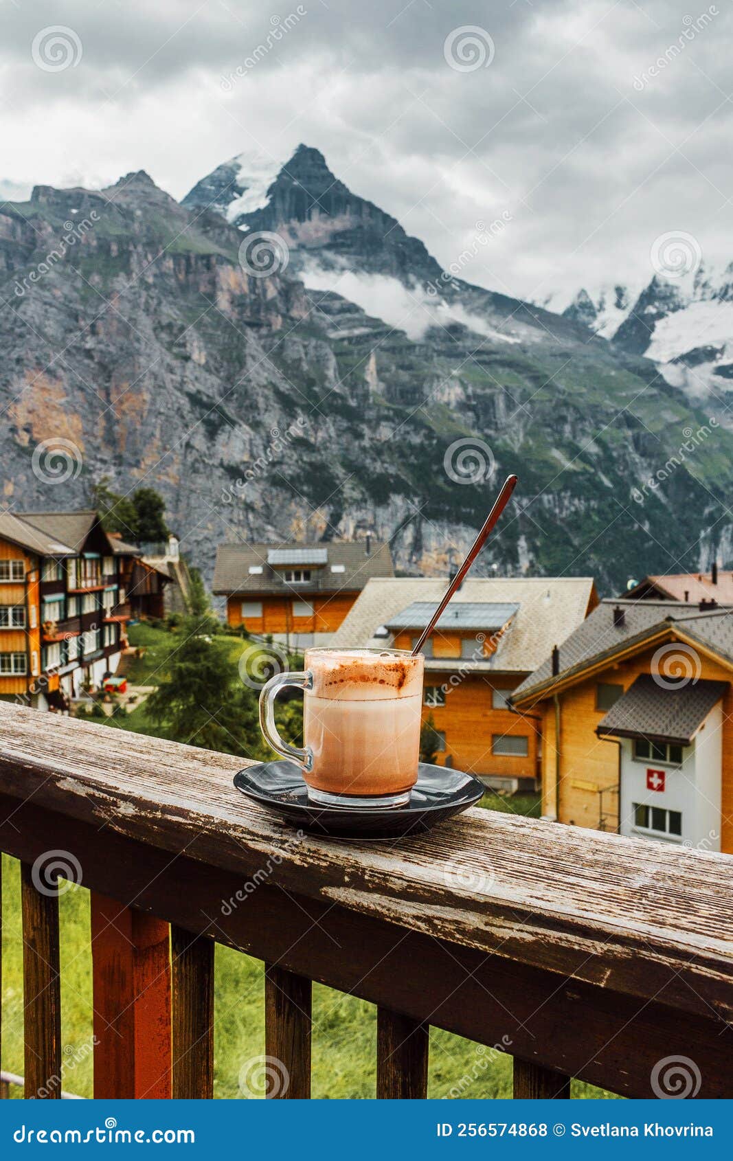 Suiza Jungfrau. Alpes Suizos. Pequeño Pueblo Tradicional Acogedor De  Montaña. Terraza De Cafetería. Taza De Café Caliente Por La M Foto de  archivo - Imagen de acogedor, roca: 256574868