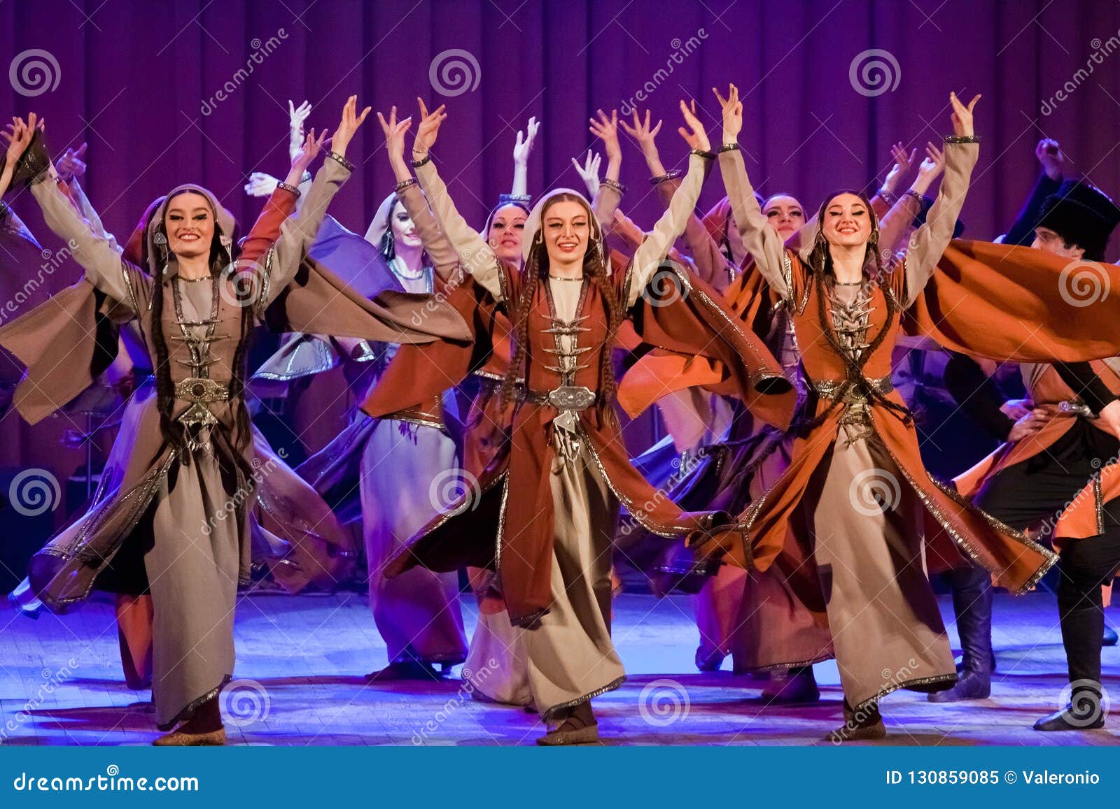 Старинный грузинский танец с платком. Сухишвили ансамбль. Sukhishvili Georgian National Ballet. Костюмы ансамбля Сухишвили. Сухишвили макияж.