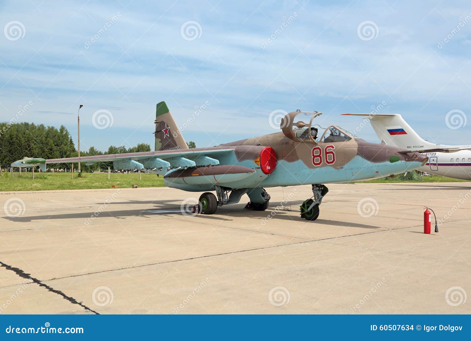 Sukhoi Su-25. KUBINKA MOSKVA OBLAST, RYSSLAND - JUNI 19, 2015: Sukhoien Su-25 Grach (NATO som anmäler namn: Frogfoot) är enSeat, tvilling--motor bepansrat underljuds- attackflygplan på det internationella militär-tekniska forumet ARMY-2015 på den Kubinka flygbasen