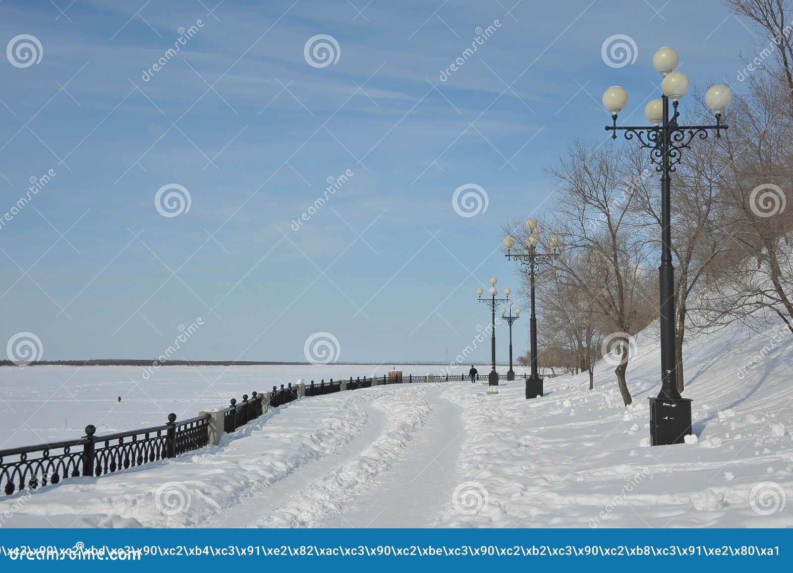 Sull'argine del fiume Amur, inverno, Chabarovsk, Russia. Quay del fiume Amur contro un cielo blu luminoso, inverno, Chabarovsk, Russia