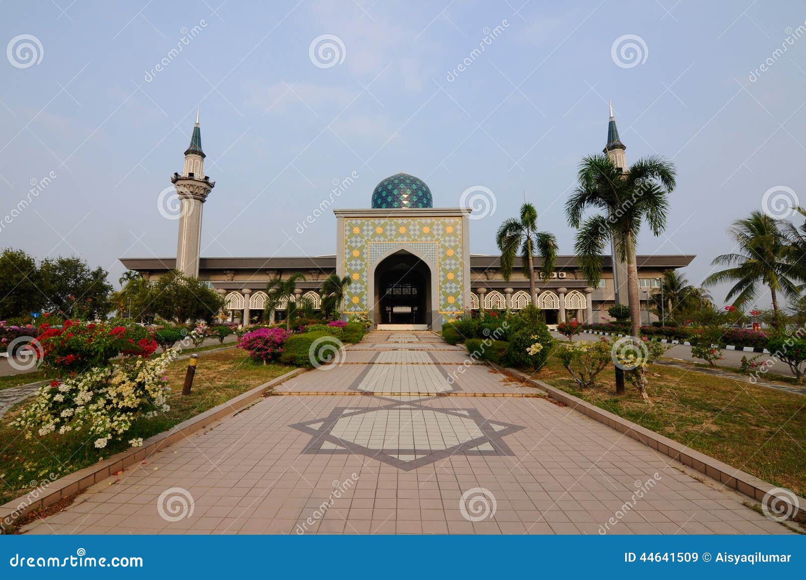 Sultan Abdul Samad Mosque (KLIA-moské). SEPANG MALAYSIA â€ ”FEBRUARI, 2014: Sultan Abdul Samad Mosque eller KLIA-moskén är en moské för Kuala Lumpur International Airport på Februari 23, 2014 på på Sepang, Selangor, Malaysia Moskén namngavs ursprungligen som KLIA-moské och namngavs officiellt efter Almarhum Sultan Sir Abdul Samad av Selangor