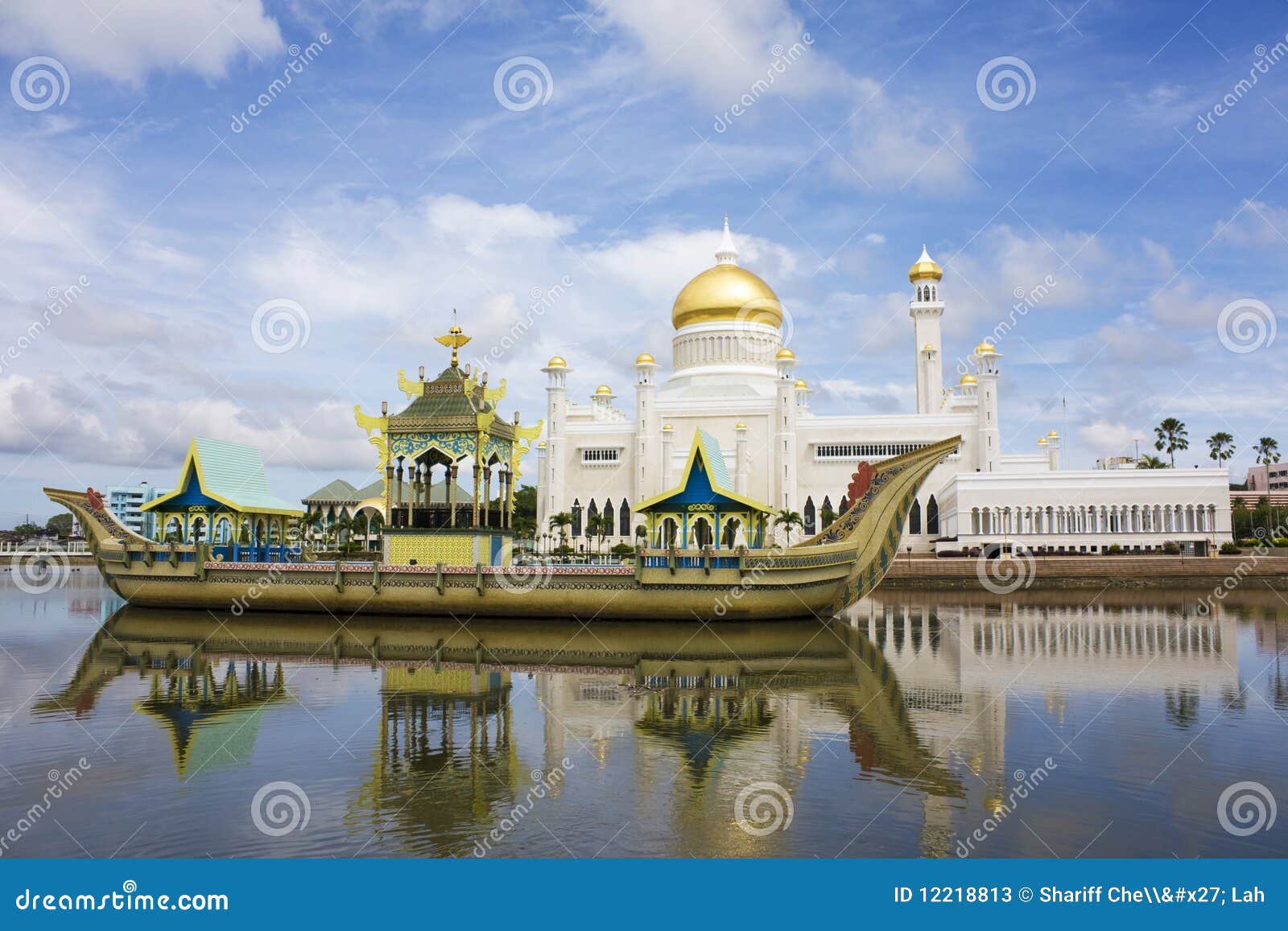 sultan omar ali saifuddien mosque, brunei