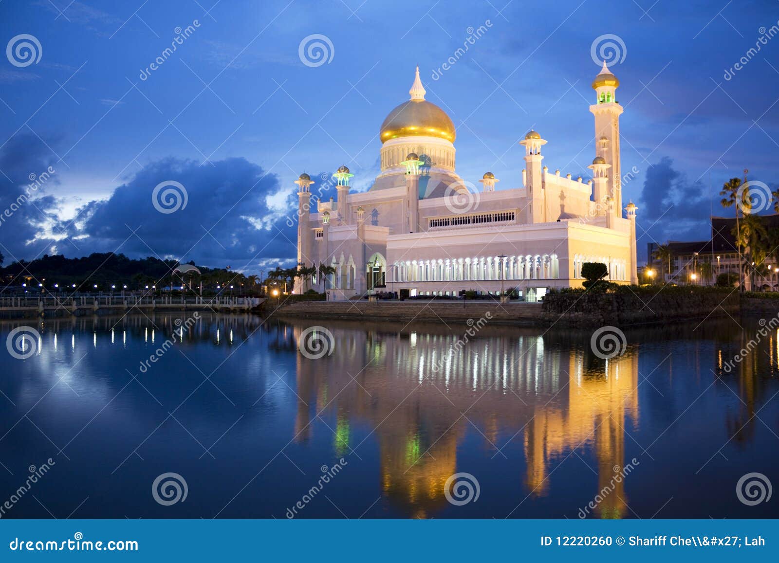 sultan omar ali saifuddien mosque, brunei