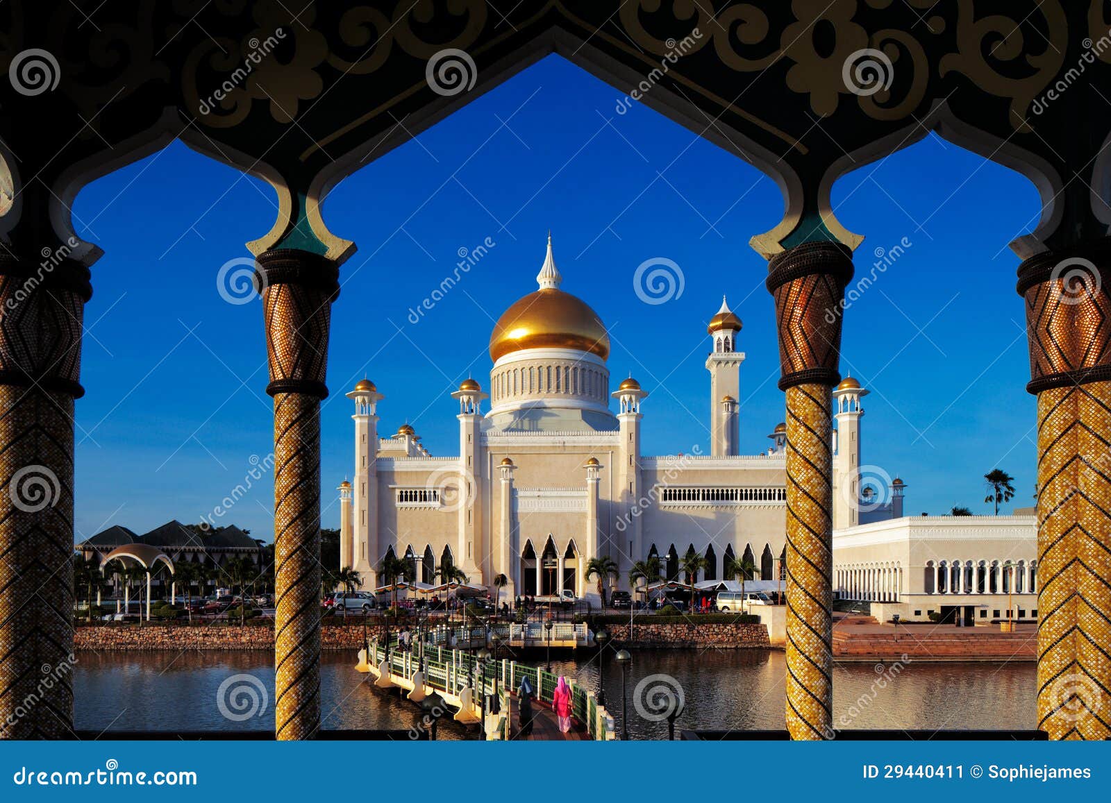 sultan omar ali saifuddien mosque in brunei
